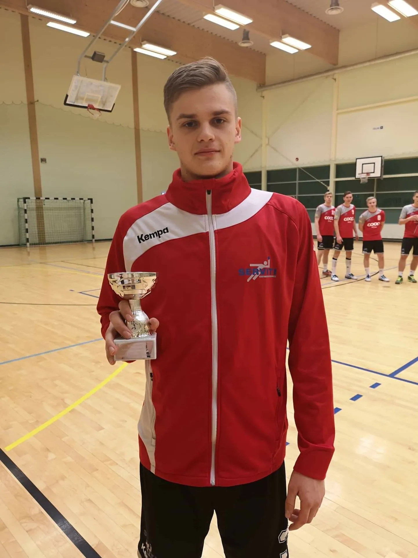 Jaanuarikuu meistriliiga parim mängija Tõnis Kase auhinnaga.
