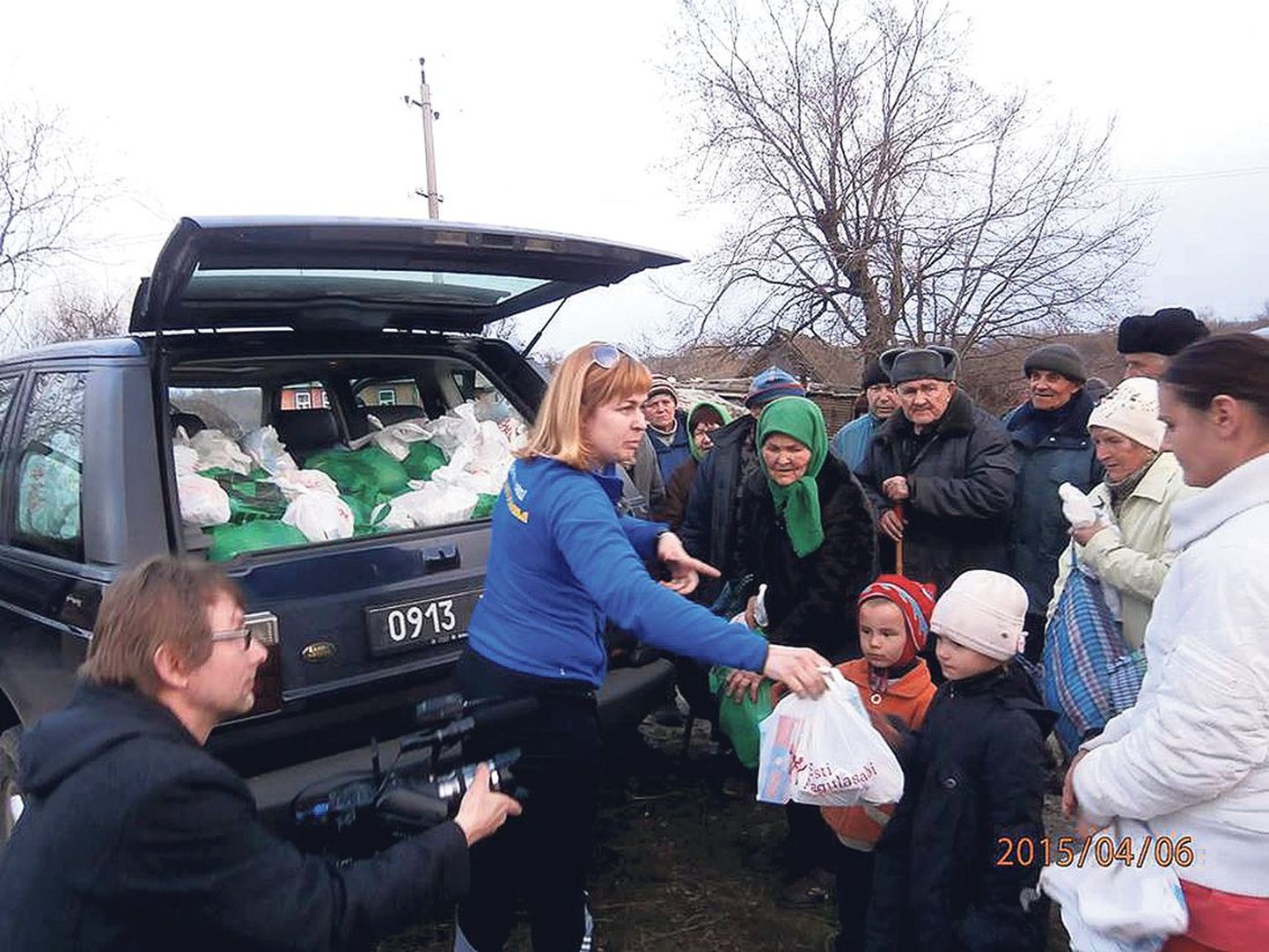 Inna Šulženko jagab 6. aprillil Luhanski oblasti ühes külakeses toidupakke. Vasakul filmib Vahur Laiapea.