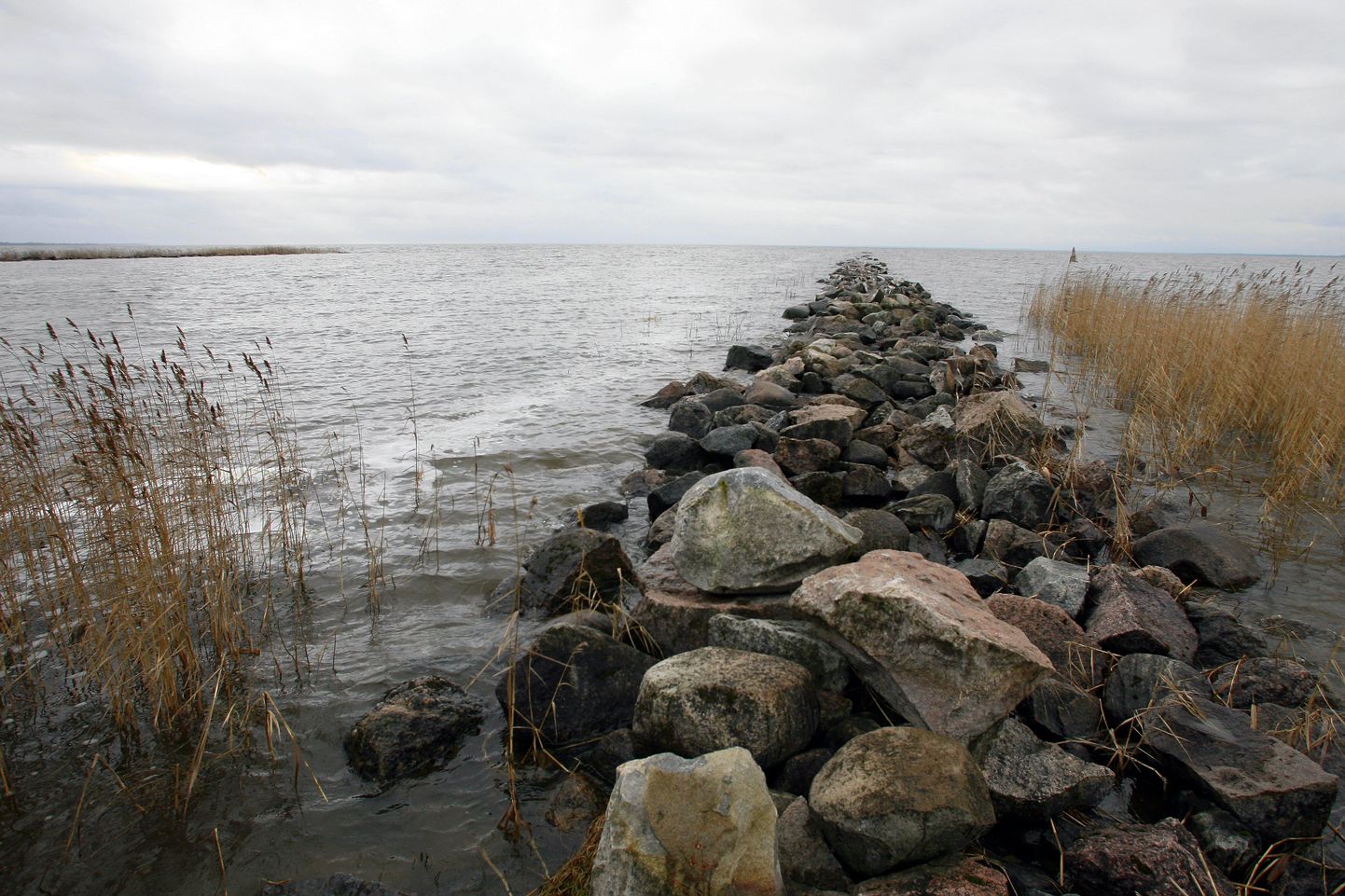 Uue kalapüügieeskirja järgi on kalapüük Emajõe alguskohas Võtsjärve jõesuus keelatud aastaringselt.