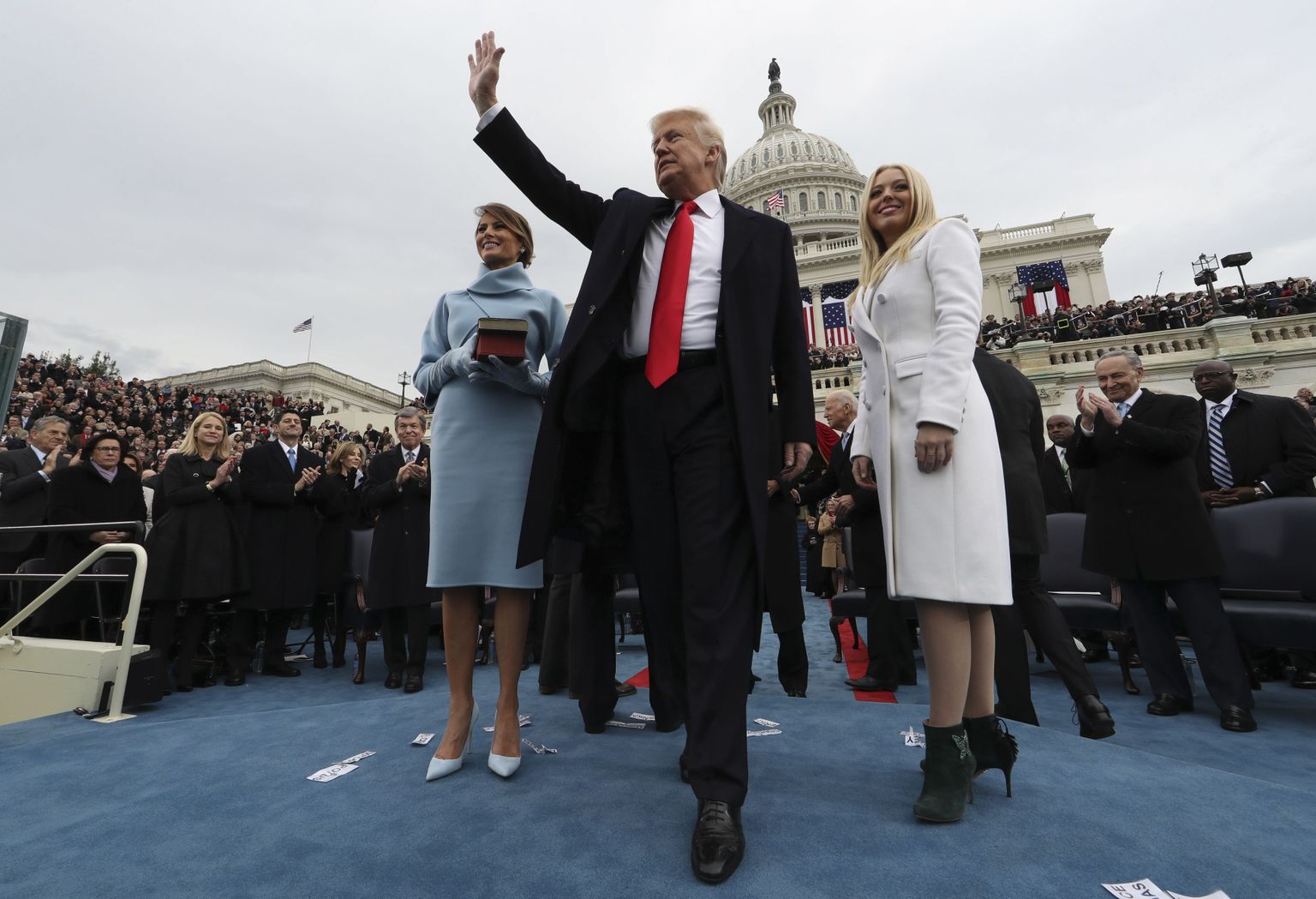 President Donald Trump lehvitab pärast ametivande andmist. Tema kõrval on abikaasa Melania ja tütar Tiffany.