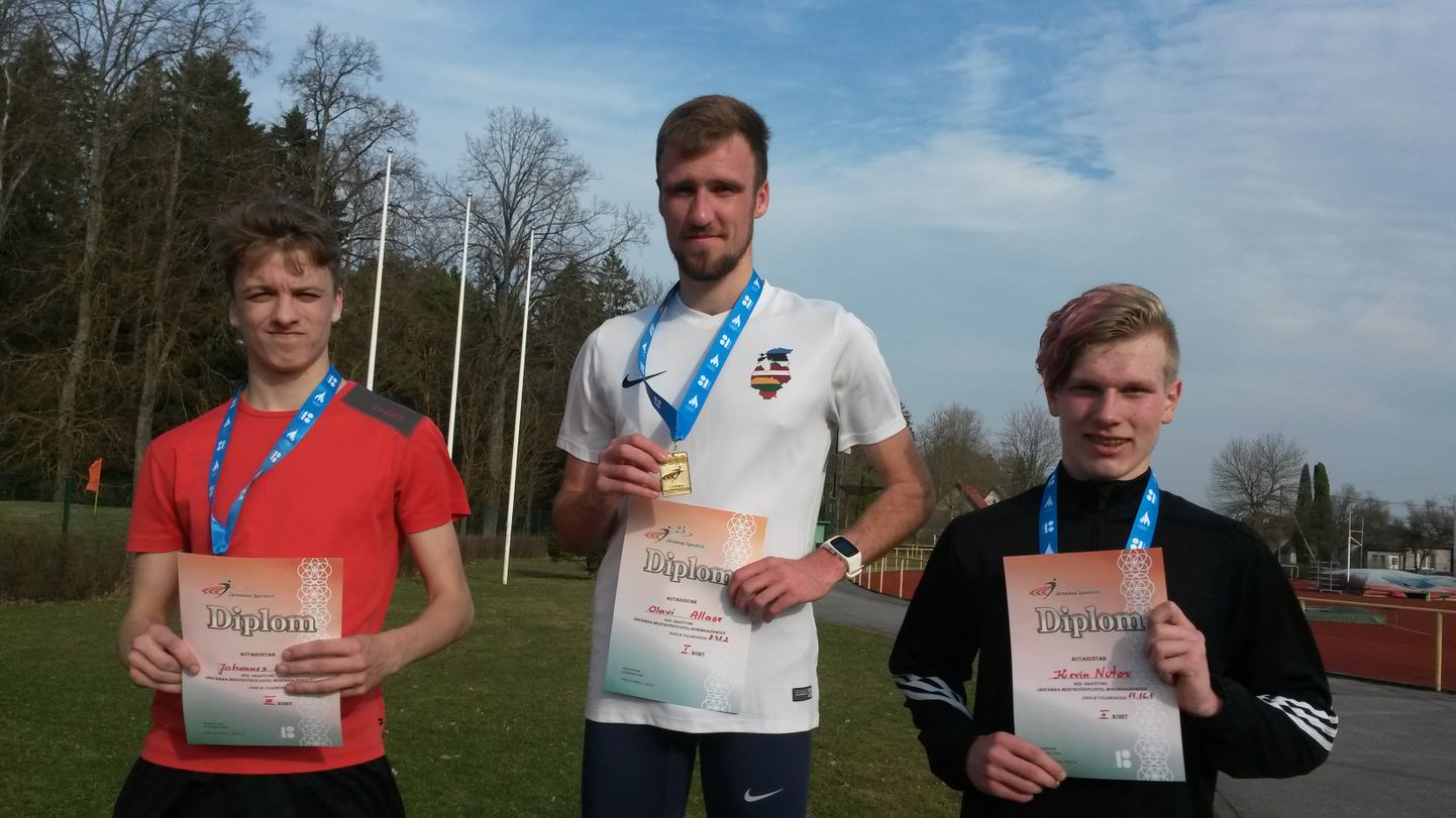 Järvamaa meeste 3000 meetri murdmaajooksu võitjad: III Johannes Laur (vasakult), I Olavi Allase ja II Kevin Nutov.