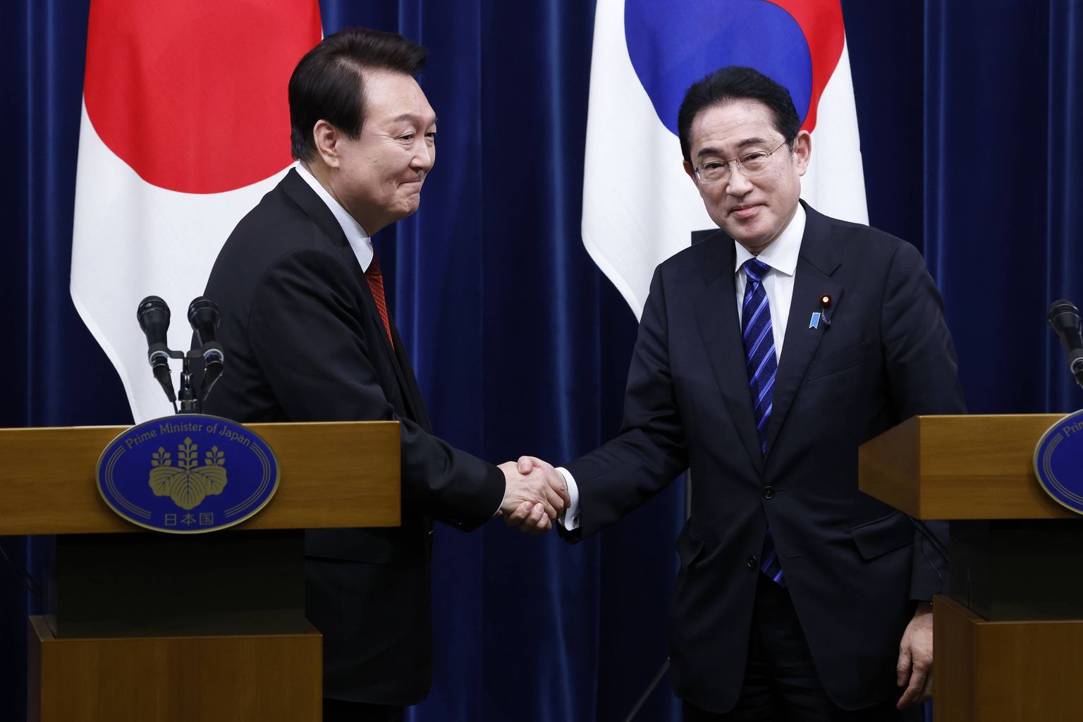 Lõuna-Korea president Yoon Suk-yeol ja Jaapani peaminister Fumio Kishida. 16. märts 2023.