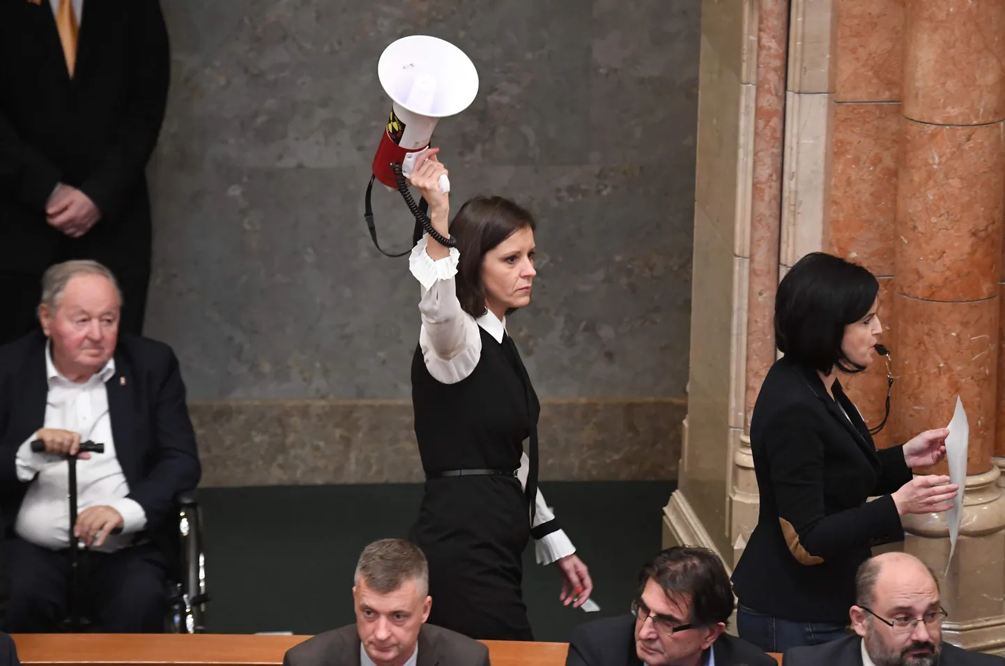 Ungari opositsiooni saadikud avaldasid täna parlamendi istungisaalis meelt, et  takistada tööseaduse muudatuste hääletust.