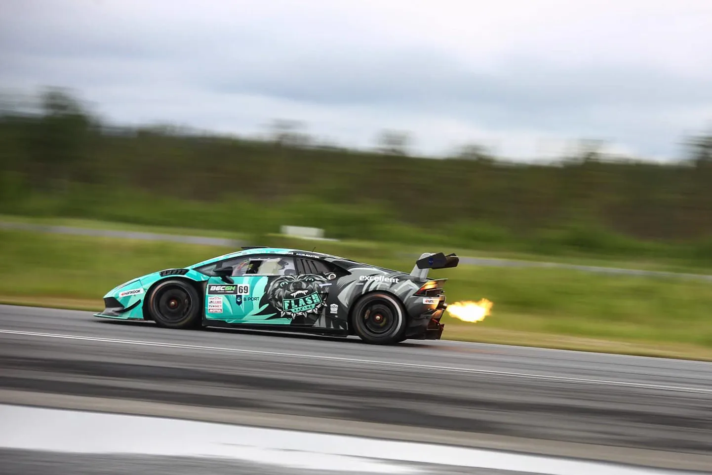 11 minutit enne finišilipu langemist tuli Mikk Maatenil liidripositsioonilt taanduda: tema Lamborghini mootor ütles üles.
