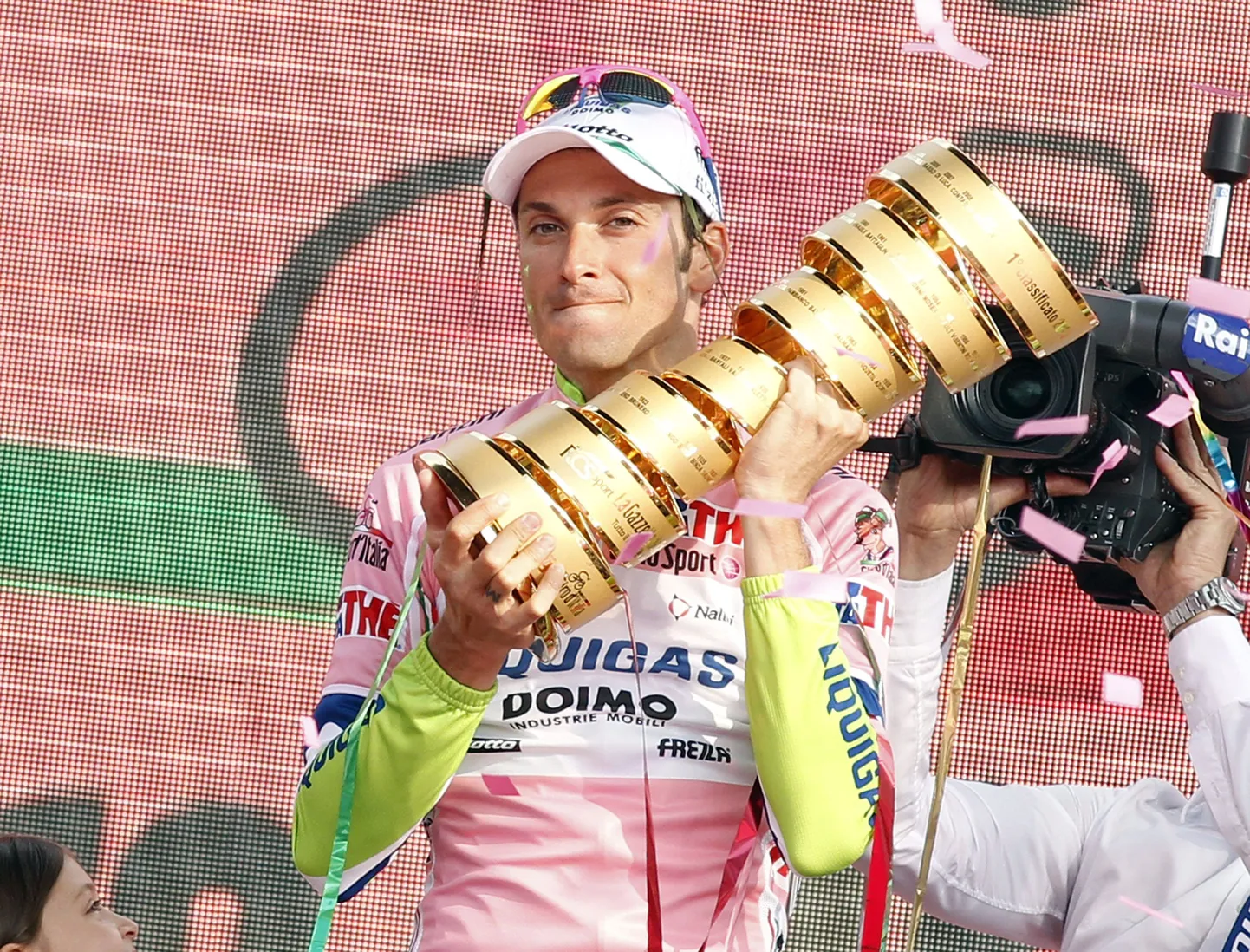 Ivan Basso võidukarikaga