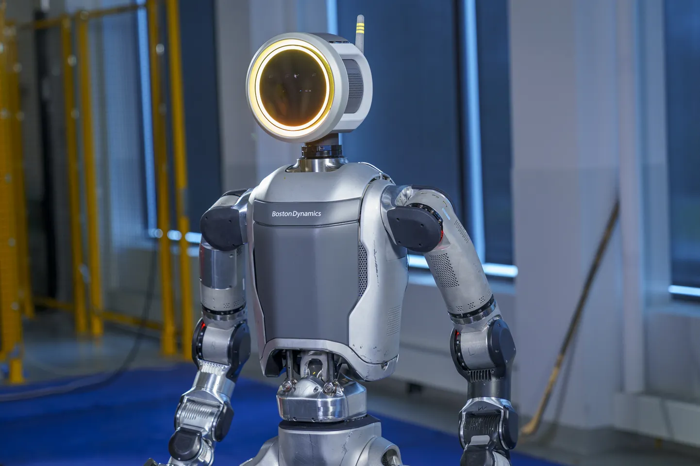 Boston Dynamics kuulutas eelmise aasta aprillis välja oma senise hüdraulilise Atlase pensionile mineku näing näitas täiesti uut elektrimootoritega liigutatavat humanoidrobotit. Nüüd, ligi 11 kuud hiljem on see saanud väga osavaks ning ilmselt saab peagi palju osavamaks kui inimene ise. Video, kus masin tantsib, tekitab tunde, nagu oleks seal sees mõni päris inimene, kuigi ei mahuks.