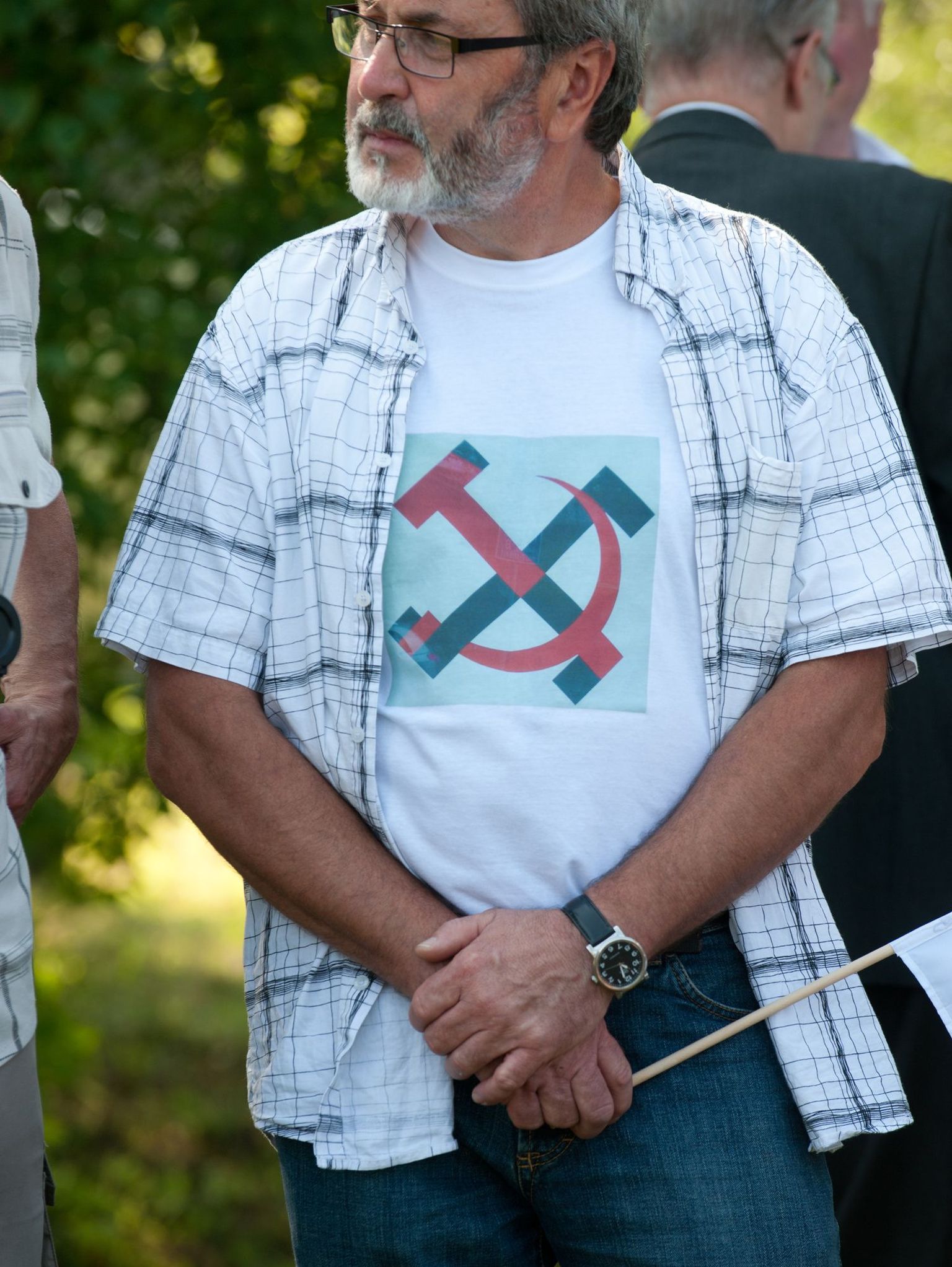 Человек со свастикой на футболке посещал и мемориальное мероприятие на Синимяэских высотах.