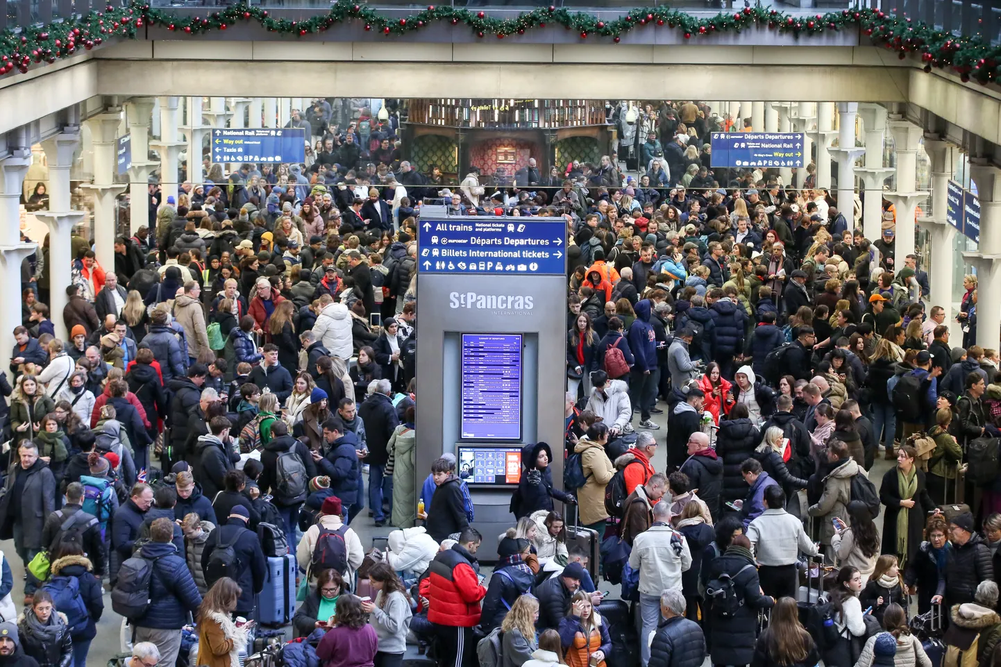 Rongireisijad 30. detsembril Londoni St Pancrase jaamas.