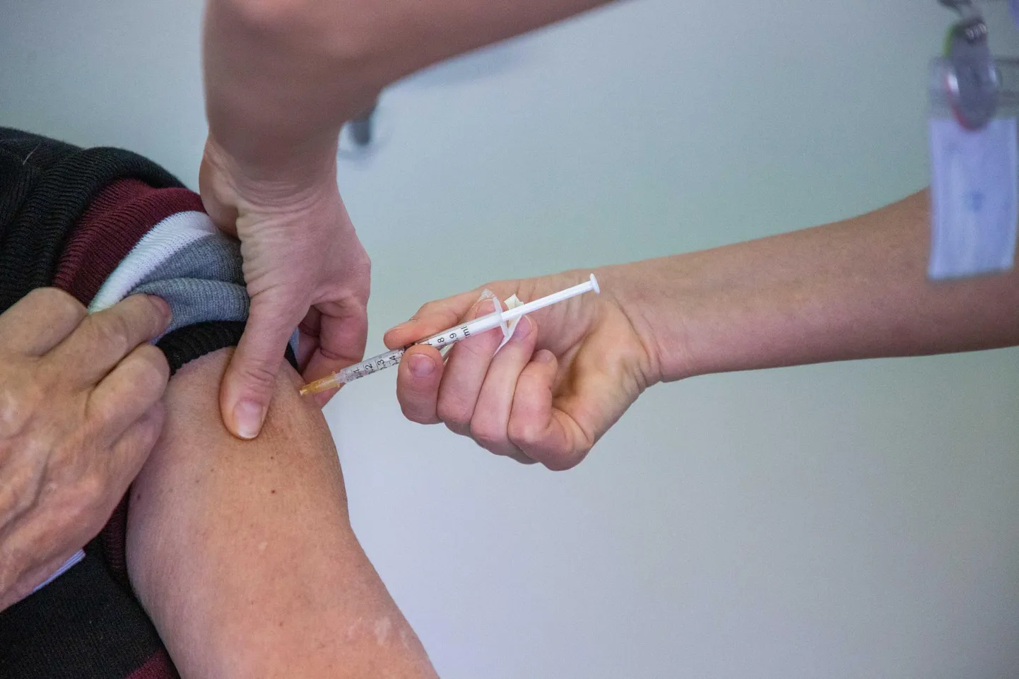 Üle 70-aastaste hõlmatus vähemalt ühe vaktsiinidoosiga on 51 protsenti. 70+ vanusegruppi on üle 60 protsenti vaktsineeritud Hiiu-, Lääne-, Tartu-, Järva-, Rapla- ja Saaremaal.