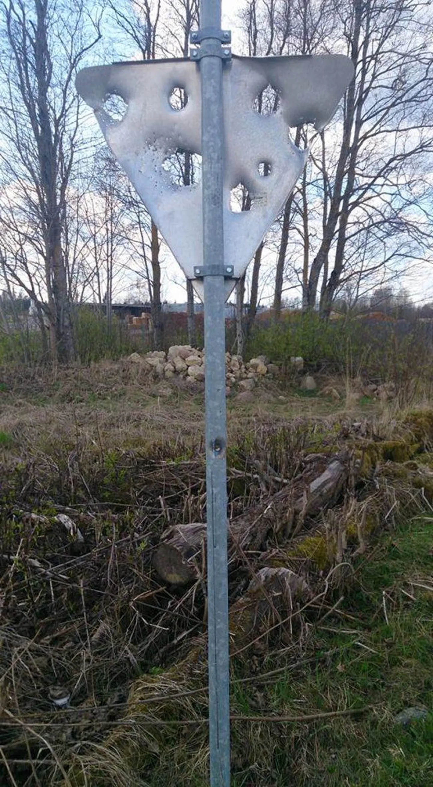 Auklikuks tulistatud liiklusmärk.
