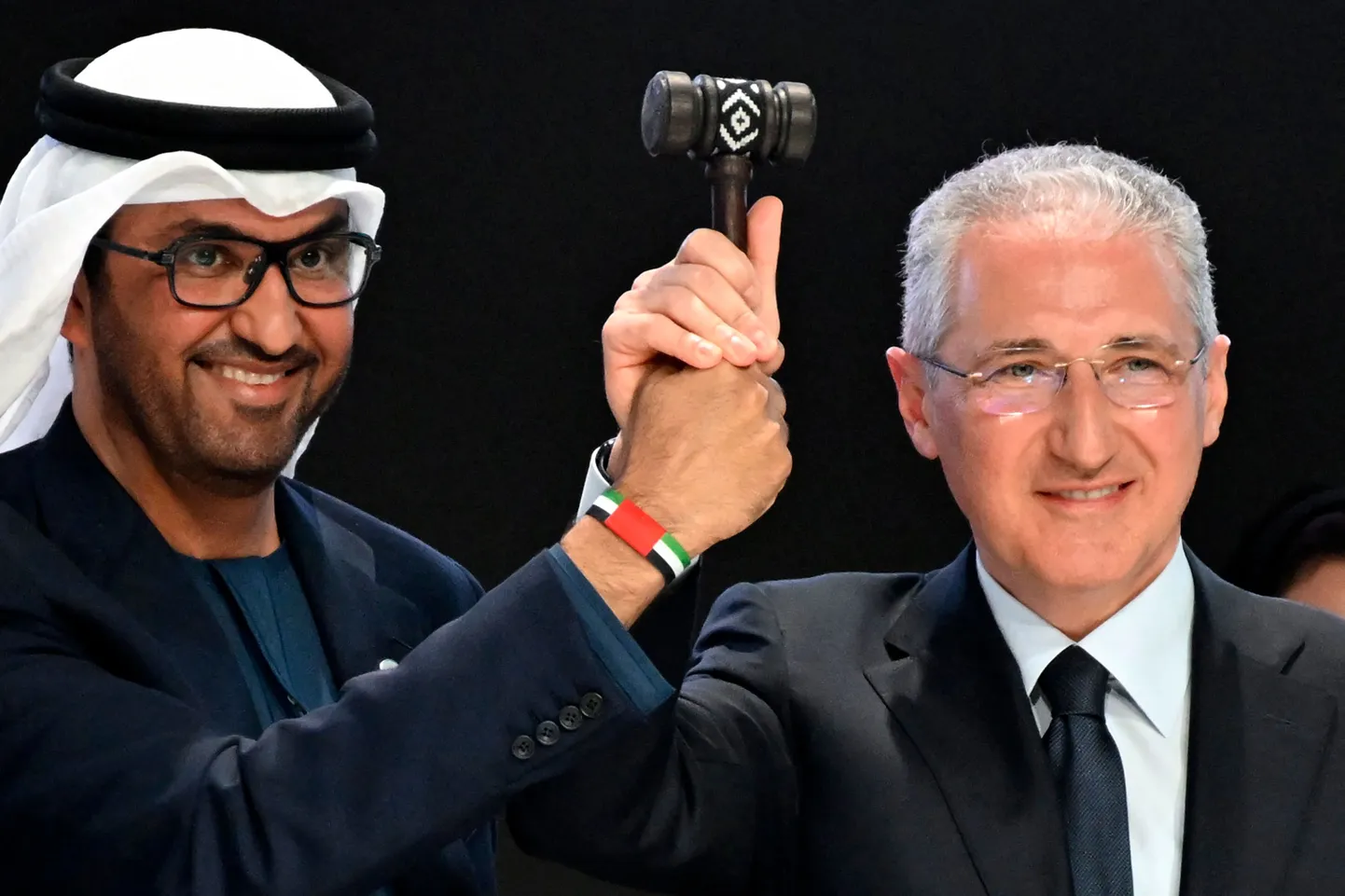 COP28 president ja Araabia Ühendemiraatide tööstus- ja tehnoloogiaminister Ahmed al-Jaber andis presidendiameti üle Muhtar Babajevile.