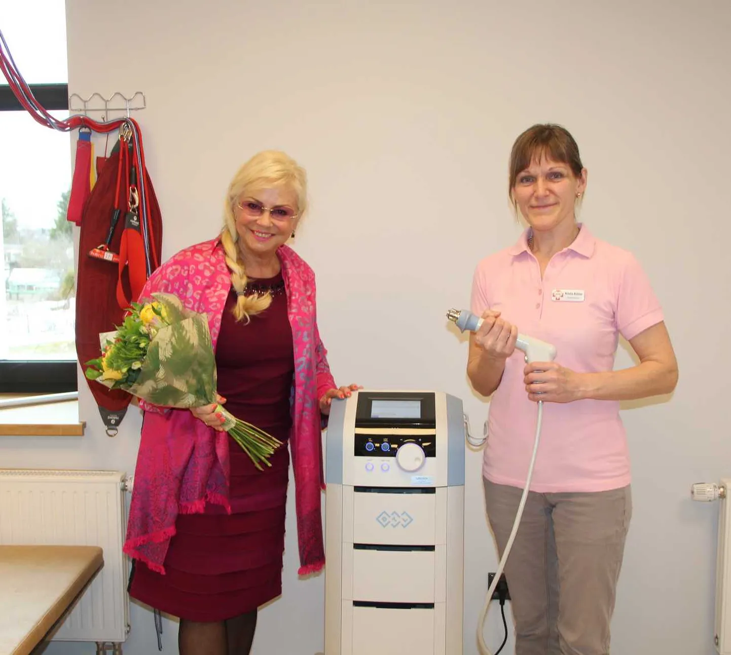 Ettepaneku soetada lööklaineravi seade tegi Riigikogu saadik Marika Tuus-Laul (vasakul), Koos füsioterapeudi Krista Antoniga tõdeti vajadust mitmekesistada raviks vajalikke seadmeid.