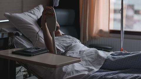 "Vari strādāt, cik gribi, no darbavietas uz kapiem nes vienu vainagu." Vīrietis intensīvajā kardioloģijas nodaļā