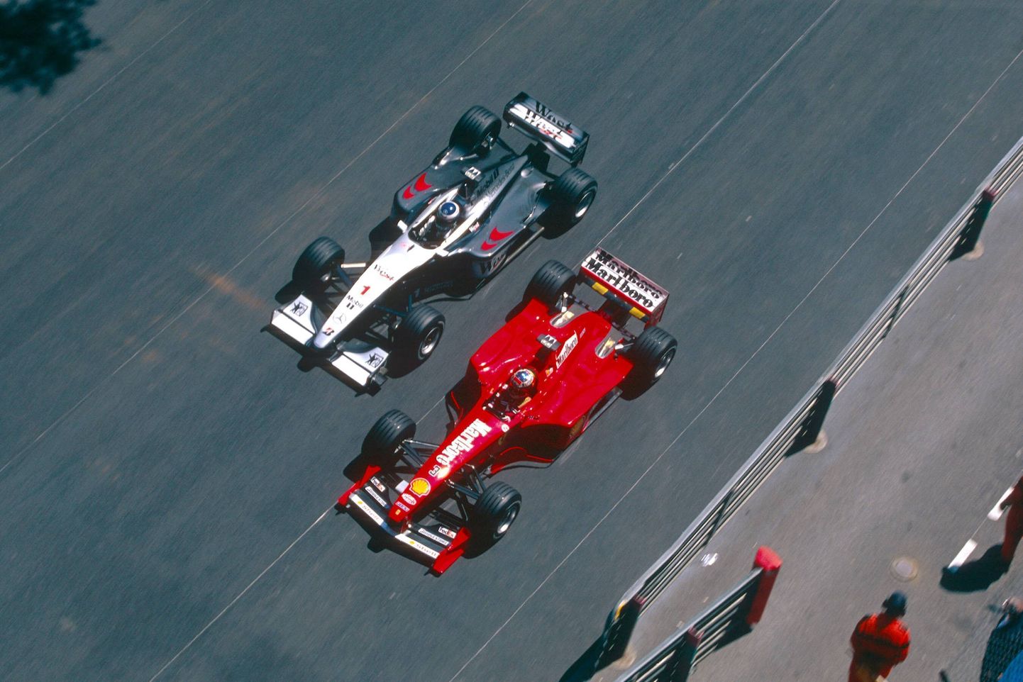 Filmis «Kangelased» räägitakse lugusid Michael Schumacherist. Fotol 1999. aasta Monaco GP, kus konkureerivad Mika Häkkinen (hall vormel) ja Michael Schumacher.