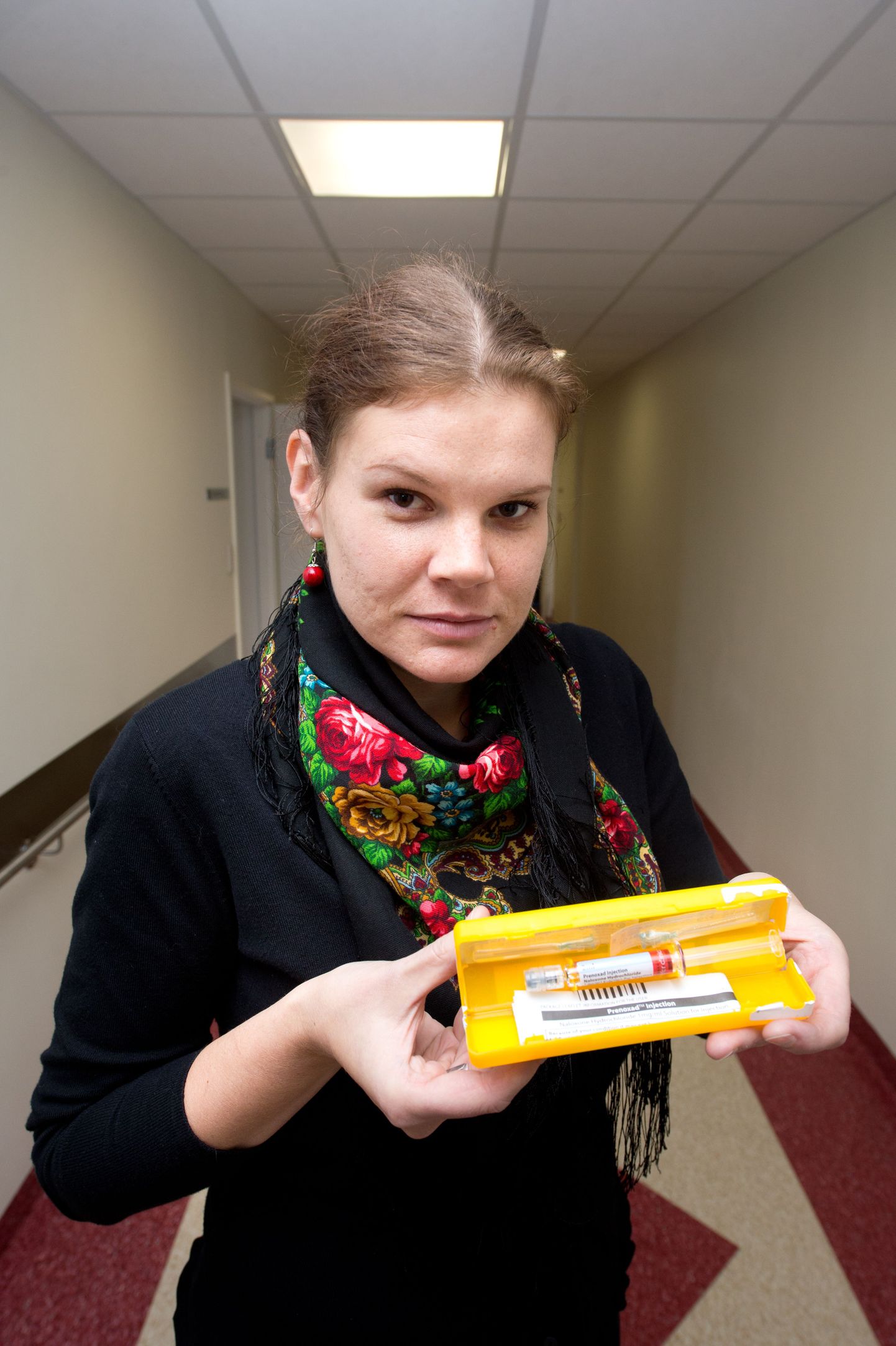 Tervise Arengu Instituudi ekspert Aljona Kurbatova näitab karpi naloksoonisüstlaga, mida antakse sõltlastele kaaslase elu päästmiseks üledoosi korral.