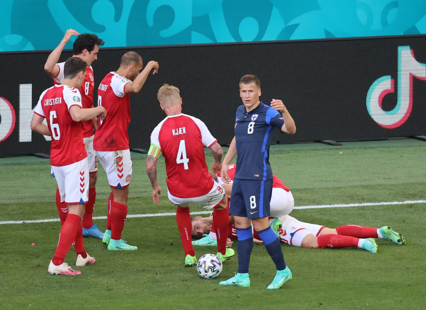 Taani koondise kapten Simon Kjaer oli üks esimesi, kes Christian Eriksenile appi jõudis.