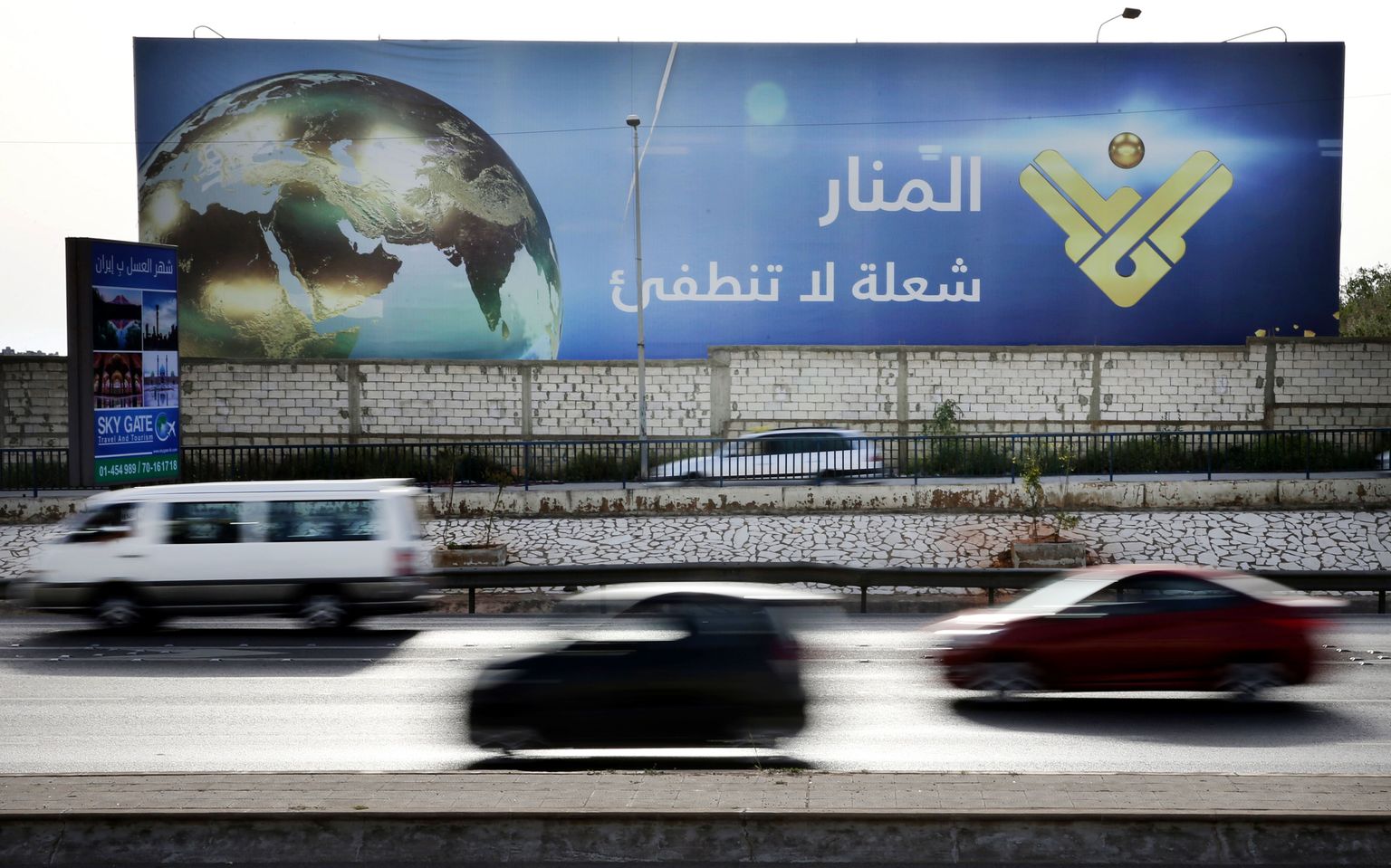Liibanoni Hezbollah partei ametliku telekanali reklaamplakat Beiruti tänavatel.