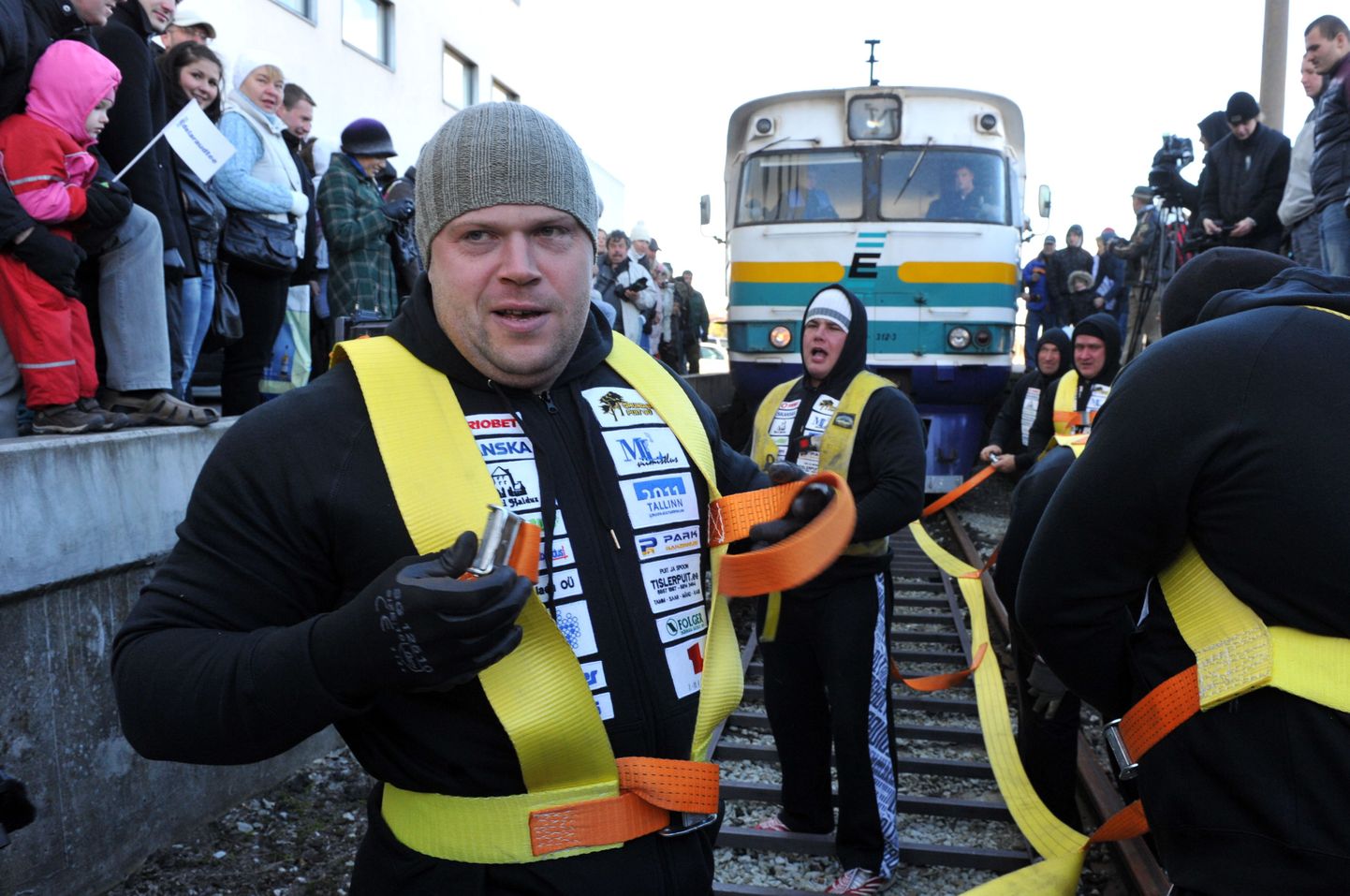 Эстонские силачи сдвигают поезд