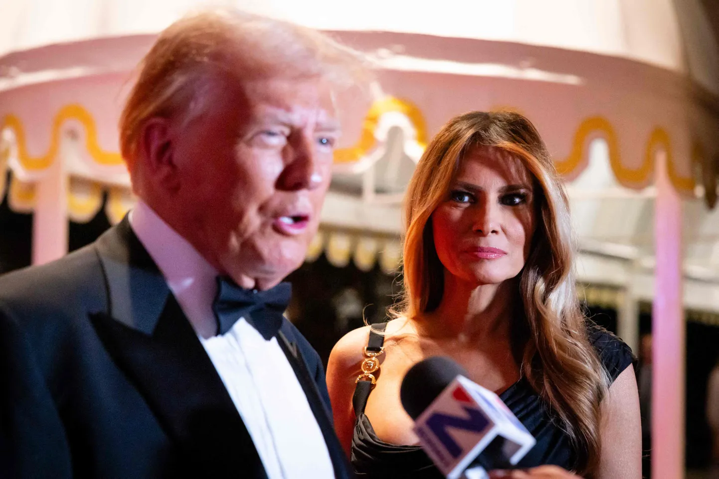 USA presidendiks valitud Donald Trump ja ta naine Melania Trump 31. detsembril 2024 Floridas Palm Beachil Mar-a-Lago villas. Donald Trump andis meediale aastalõpu kommentaari