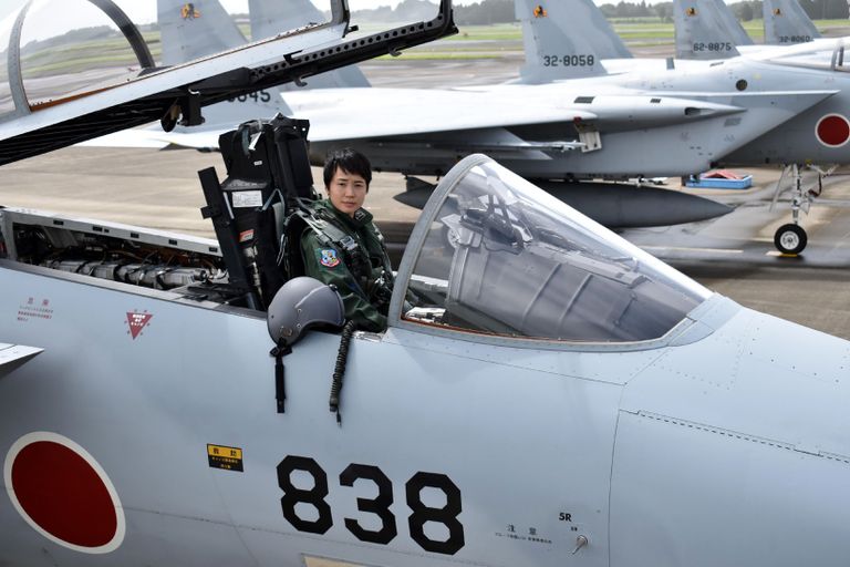 Leitnant Misa Matsushima poseerib F-15J lennuki kokpitis.