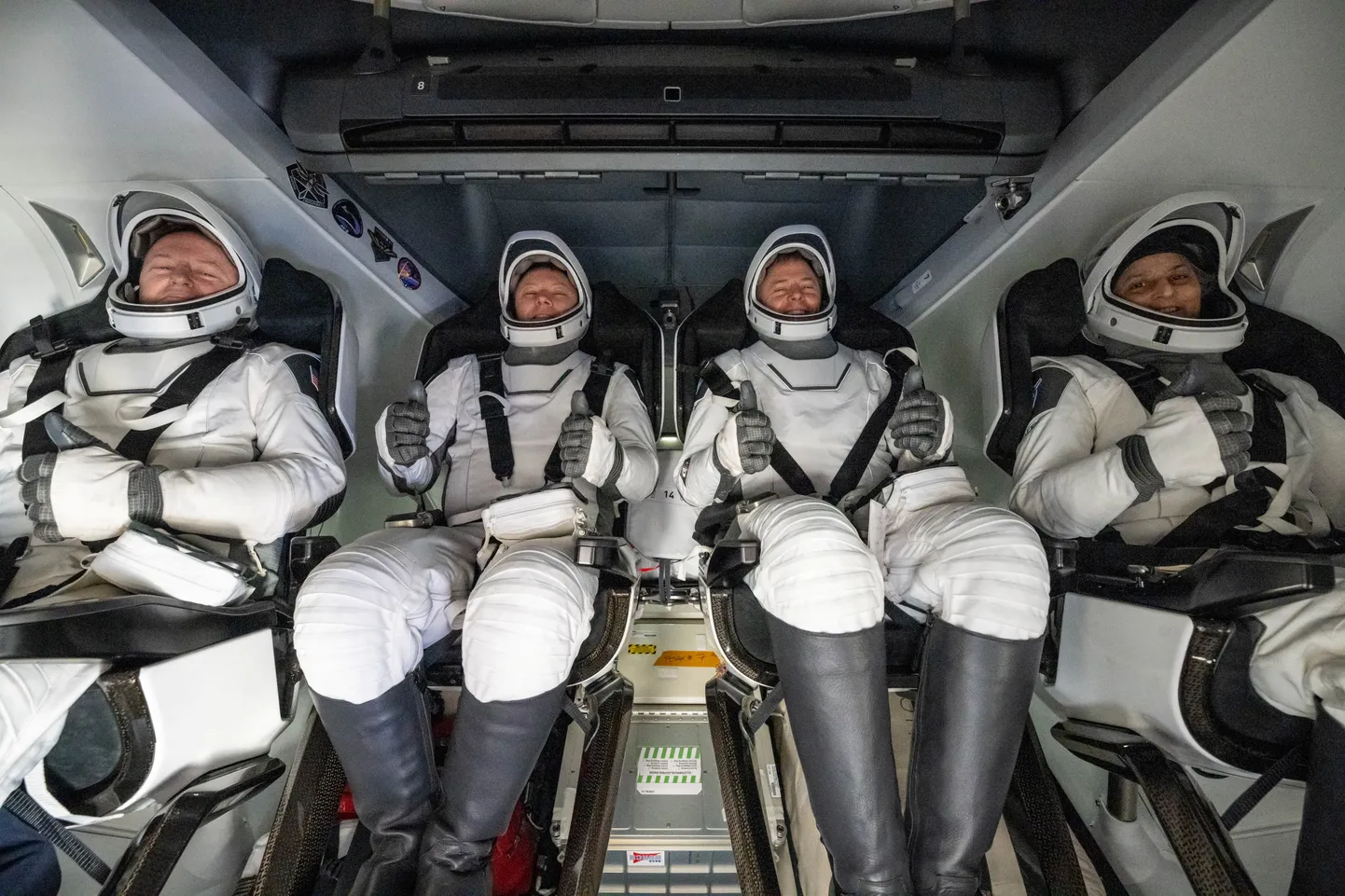 Астронавт НАСА Барри Уилмор, Ник Хейг, Суни Уильямс и космонавт «Роскосмоса» Александр Горбунов в космическом корабле SpaceX Dragon на борту аварийно-спасательного корабля SpaceX Megan вскоре после посадки в воду у побережья штатf Флорида.