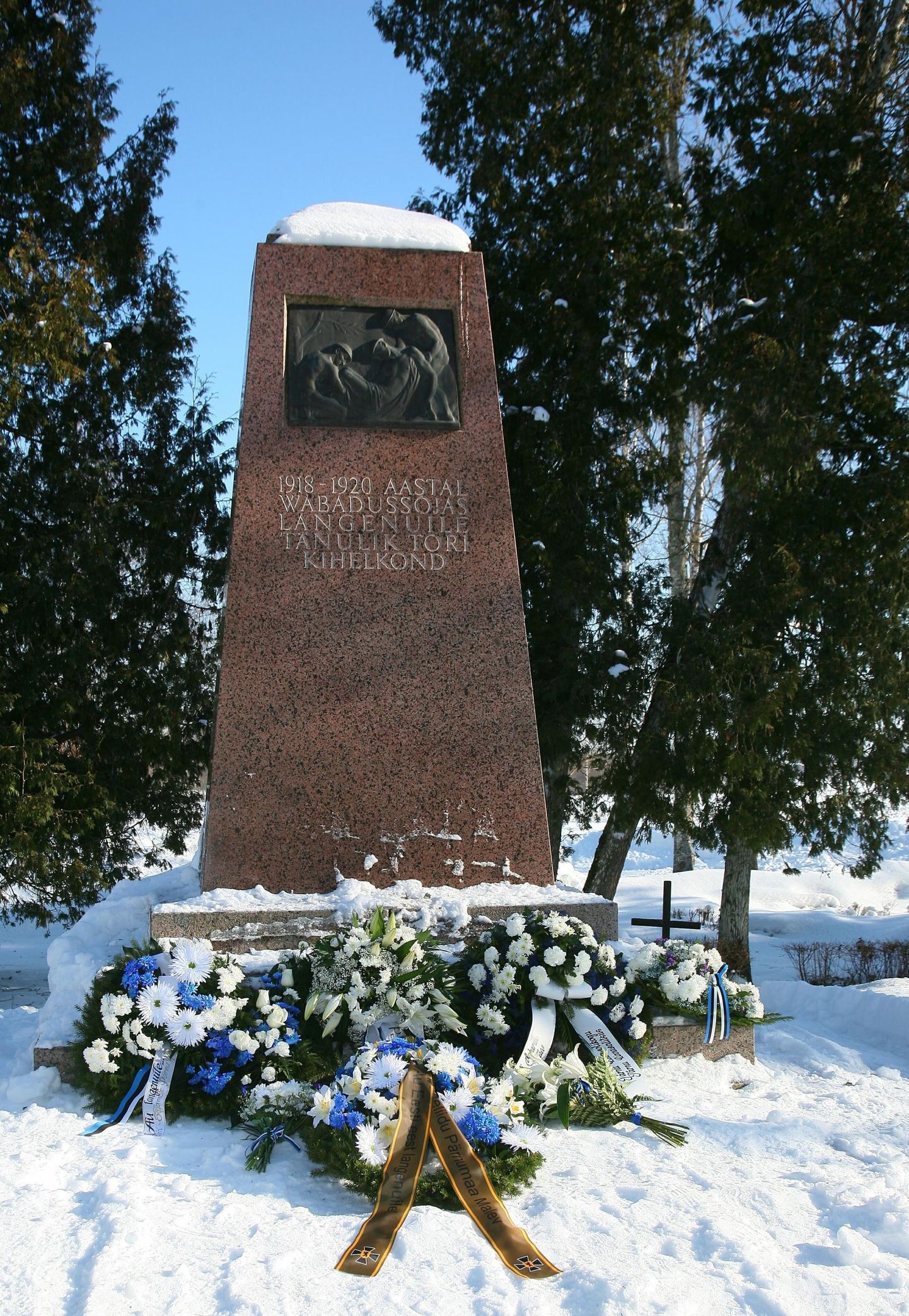 Tori vabadussõja mälestussammas ja seda ehtiv pronksbareljeef, mida Nikolai Kõlvart oma kodus varjas.