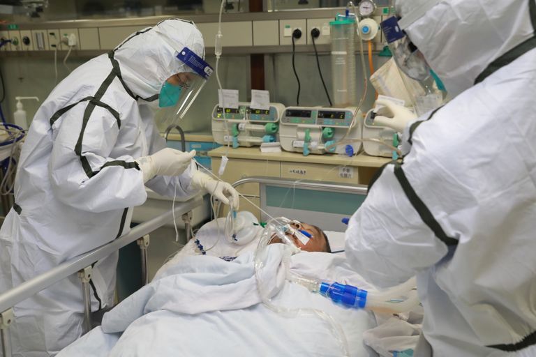 Kaitserõivastes arstid tegelemas koroonaviiruse nakkuse saanud mehega Wuhani Zhongnani haiglas