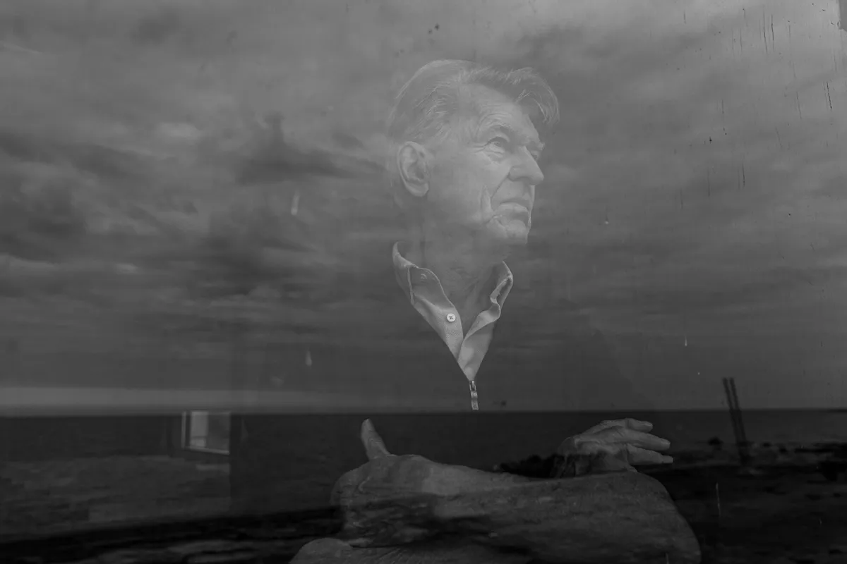 Visionäär. Sõjakoleduste eest 1943. aastal koos vanematega Soome põgenenud Jaan Manitski vaatab oma kodukülas Viinistul merele. Nüüd juba ligemale  kolmkümmend aastat tagasi Eestis ning arendab oma külas kunstielu.