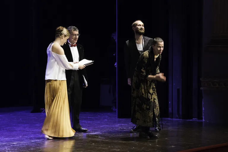 NO99 juhid Ene-Liis Semper ja Tiit Ojasoo võtavad vastu auhinda Europe Prize New Theatrical Realities.