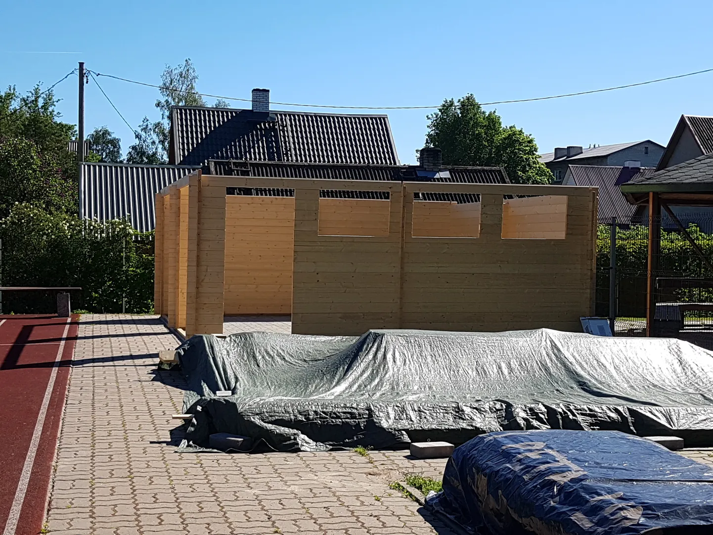 Paide kesklinna staadionile kerkib abihoone.