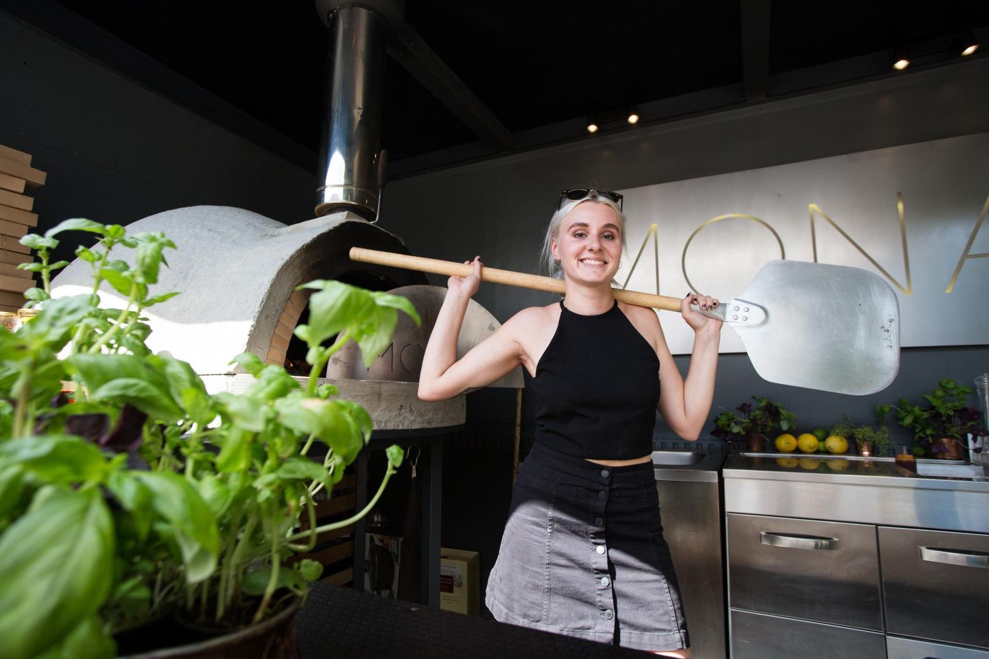 Kerli Laidna on kokakunsti praktiseerinud nii Sitsiilias kui näiteks Jamie Oliveri restoranis Perthis Lääne-Austraalias. Mona ahi pärineb aga Kreekast.