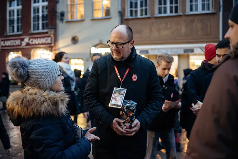 Poola linnapea heategevusüritusel raha kogumas.
