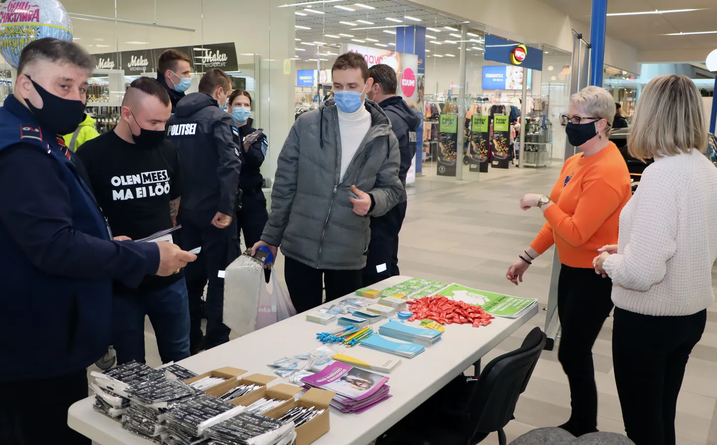 В торговом центре 8 марта посетители находили время для серьезных разговоров на актуальную тему.