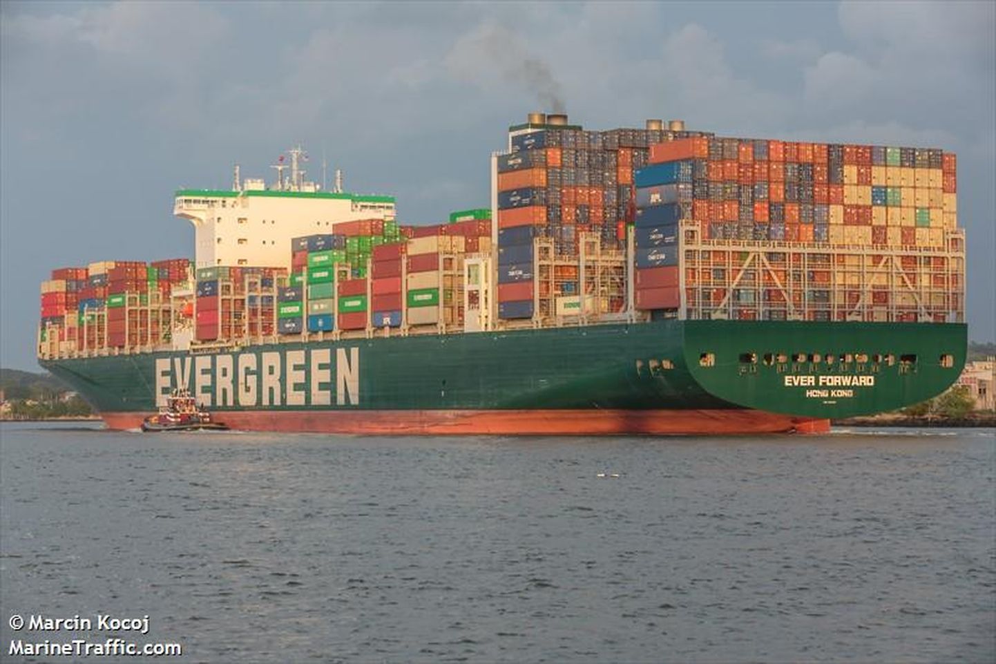 Hong Kongi firma Evergreen Marine konteinerilaev Ever Forward sõitis täna Baltimore lähedal laevateest kõrvale ja jäi madalale kinni