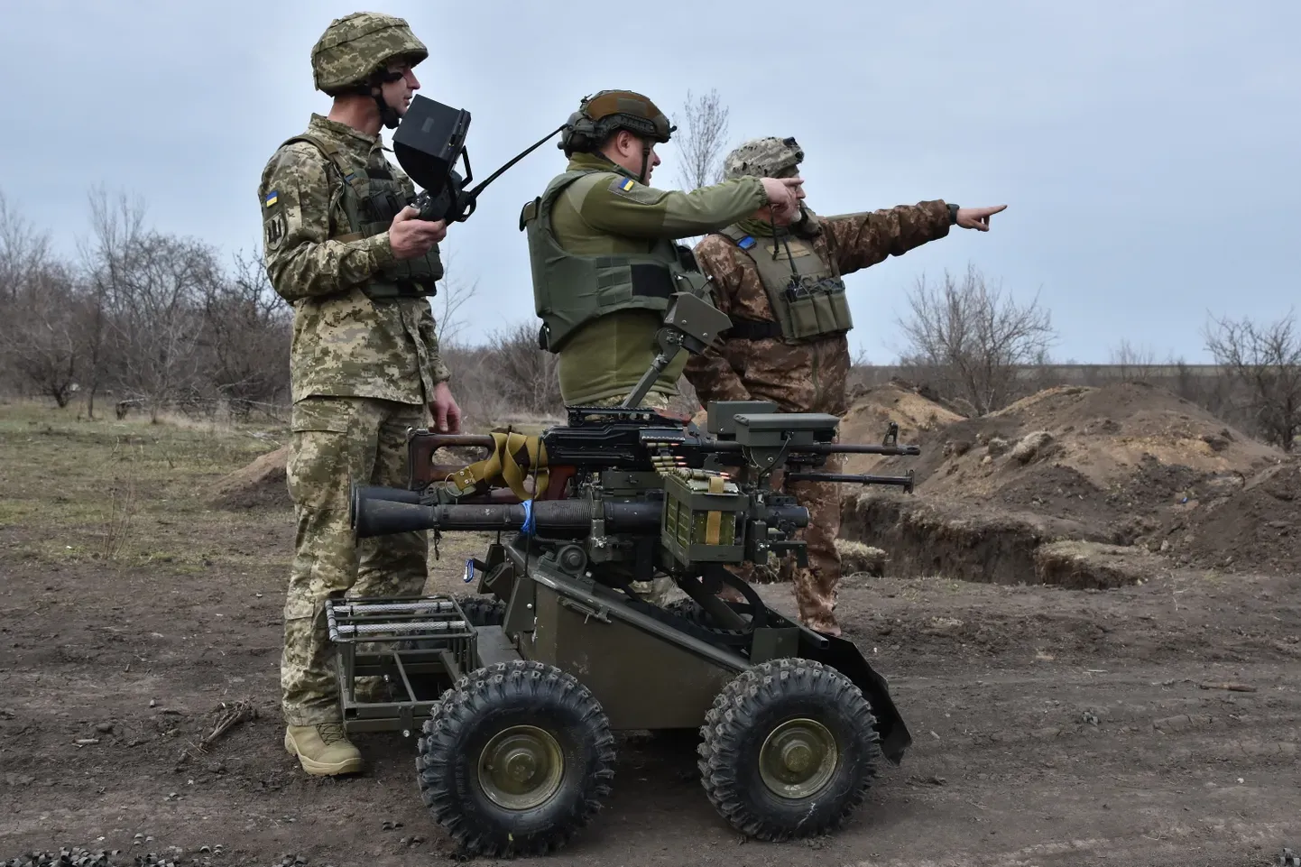 Украинские военные тестируют наземный беспилотник. Иллюстративное фото.