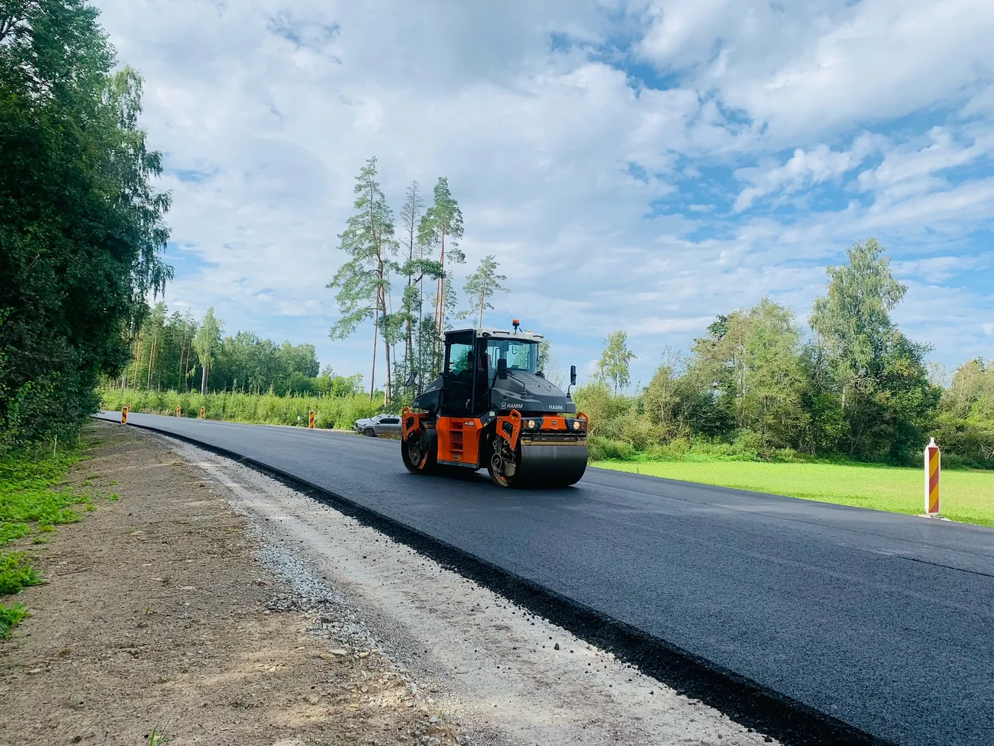 Koeru–Kapu teelõigul katsetab Transpordiamet asfaltsegu, kus ligniini osakaal on kuni 15 protsenti bituumeni asendajana asfaltsegus.
