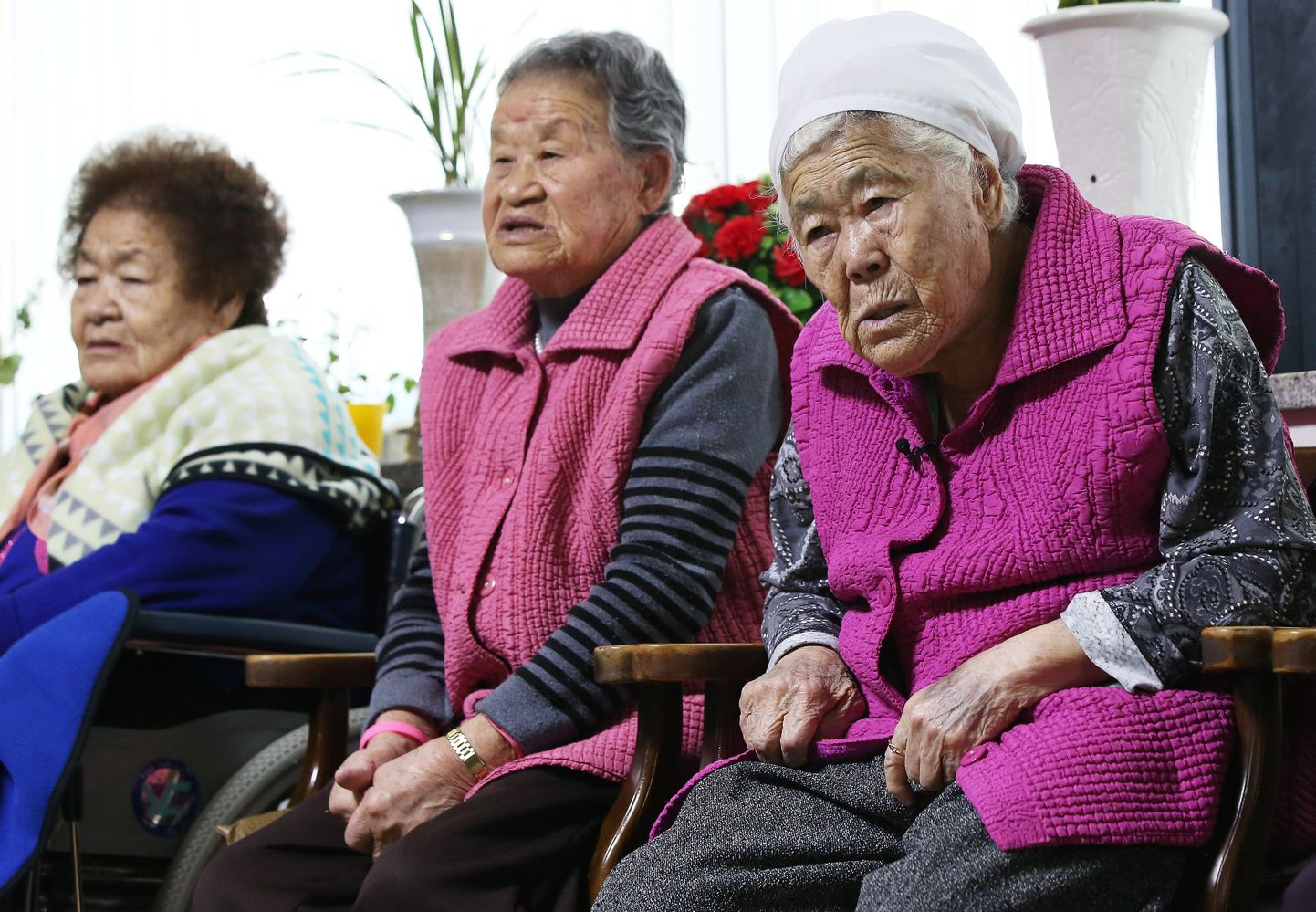 «Lohutusnaised» aastal 2015 – kokku on neid Lõuna-Koreas tänaseks elus 46.