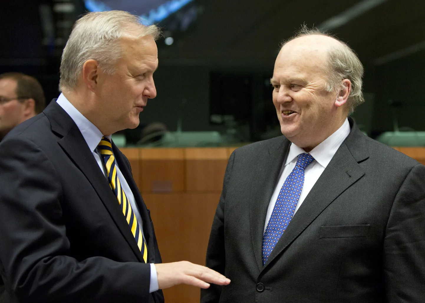 Euroopa rahandusvolinik Olli Rehn (vasakul) ja Iiri rahandusminister Michael Noonan eile Eurogrupi nõupidamisel.