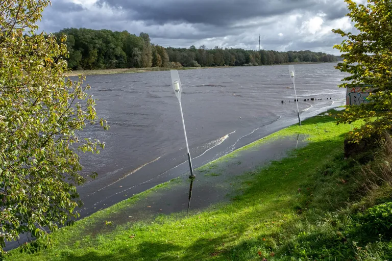 Jaansoni raja kergliiklustee oli pärastlõunal osaliselt vee all.