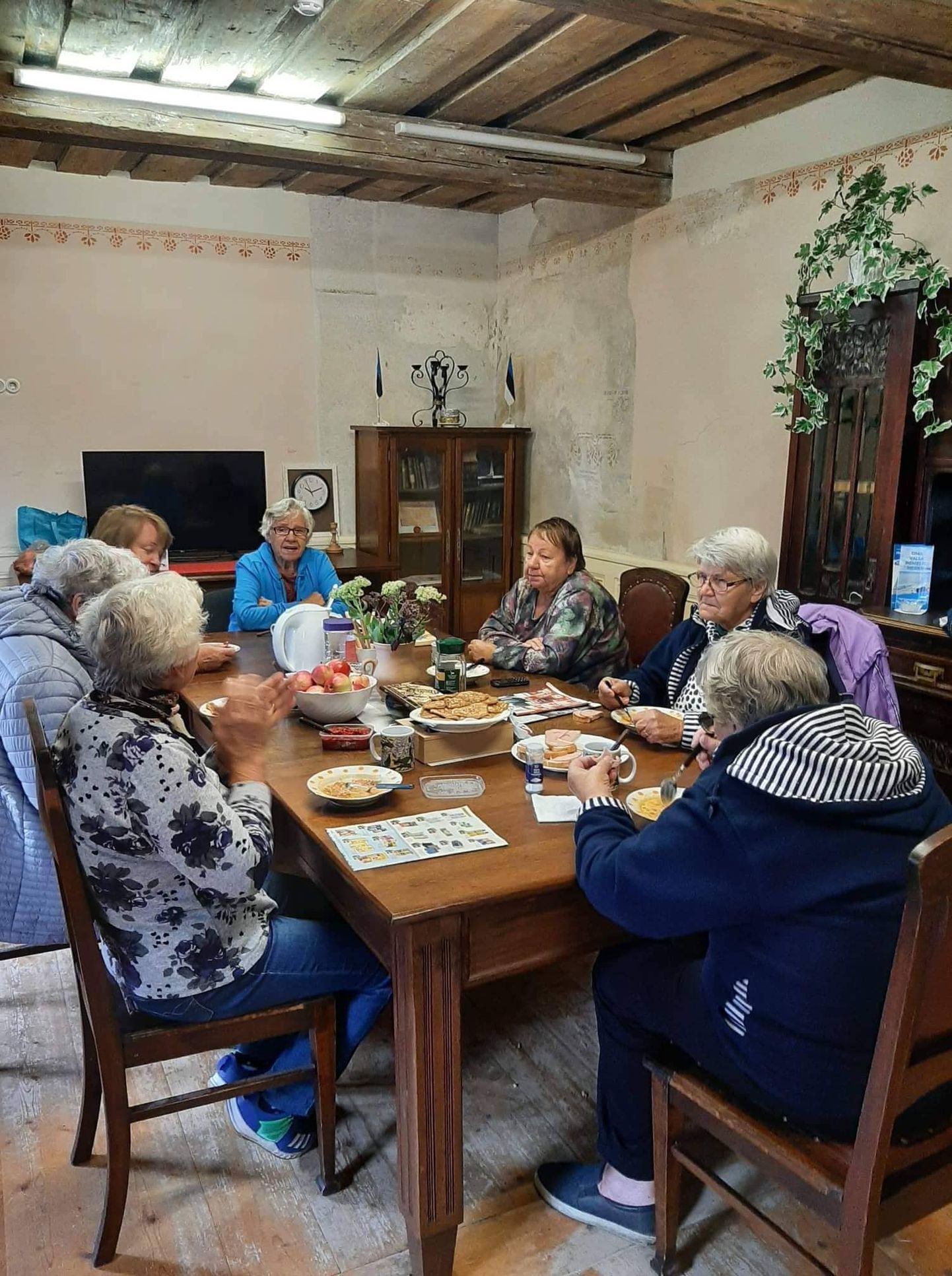 Maidla eakate päevakeskuses teevad memmed muu hulgas koos süüa, sel kolmapäeval keedeti borši.