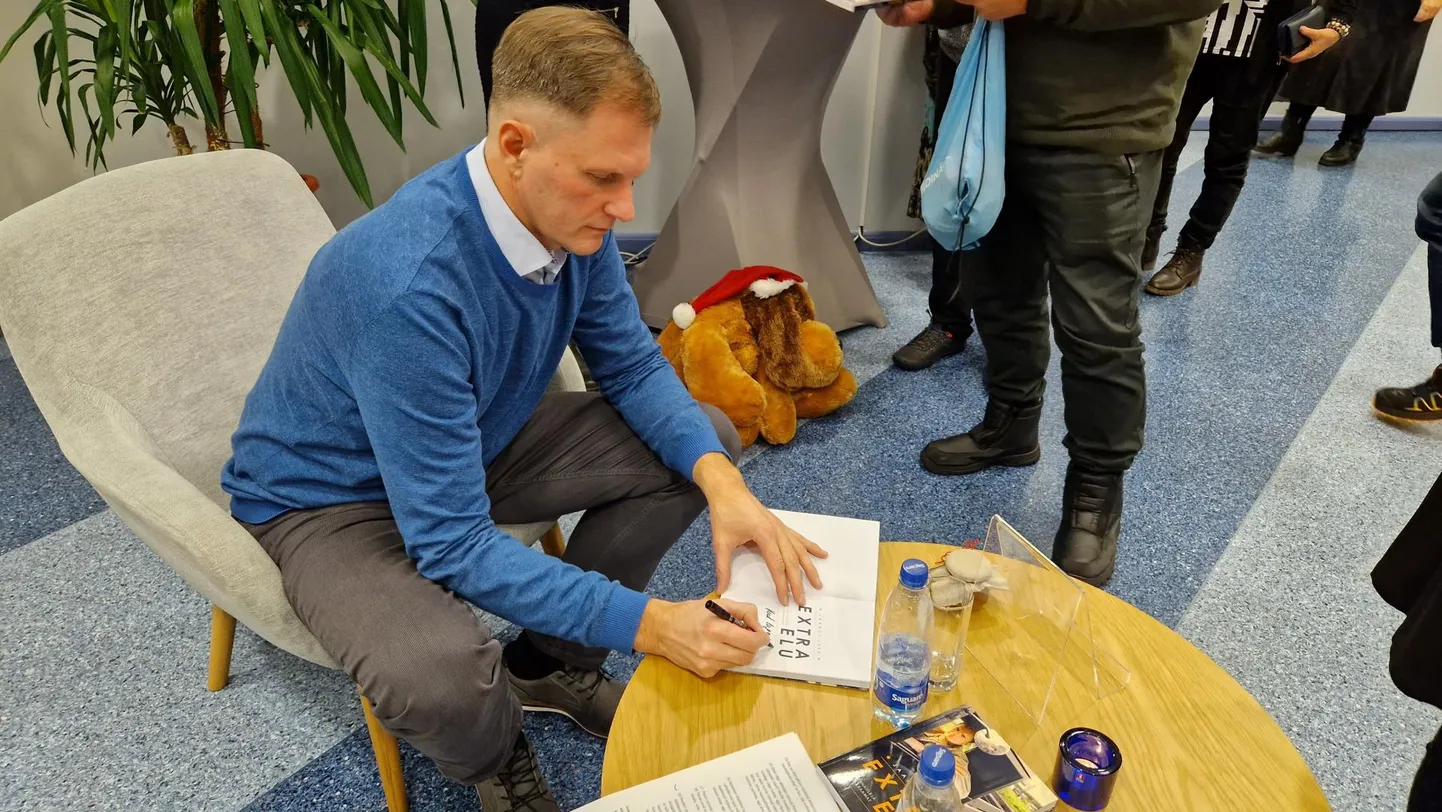 Raamatuesitlusel jagas Jaanus Lekk esimesed autogrammid kirjanikuna.