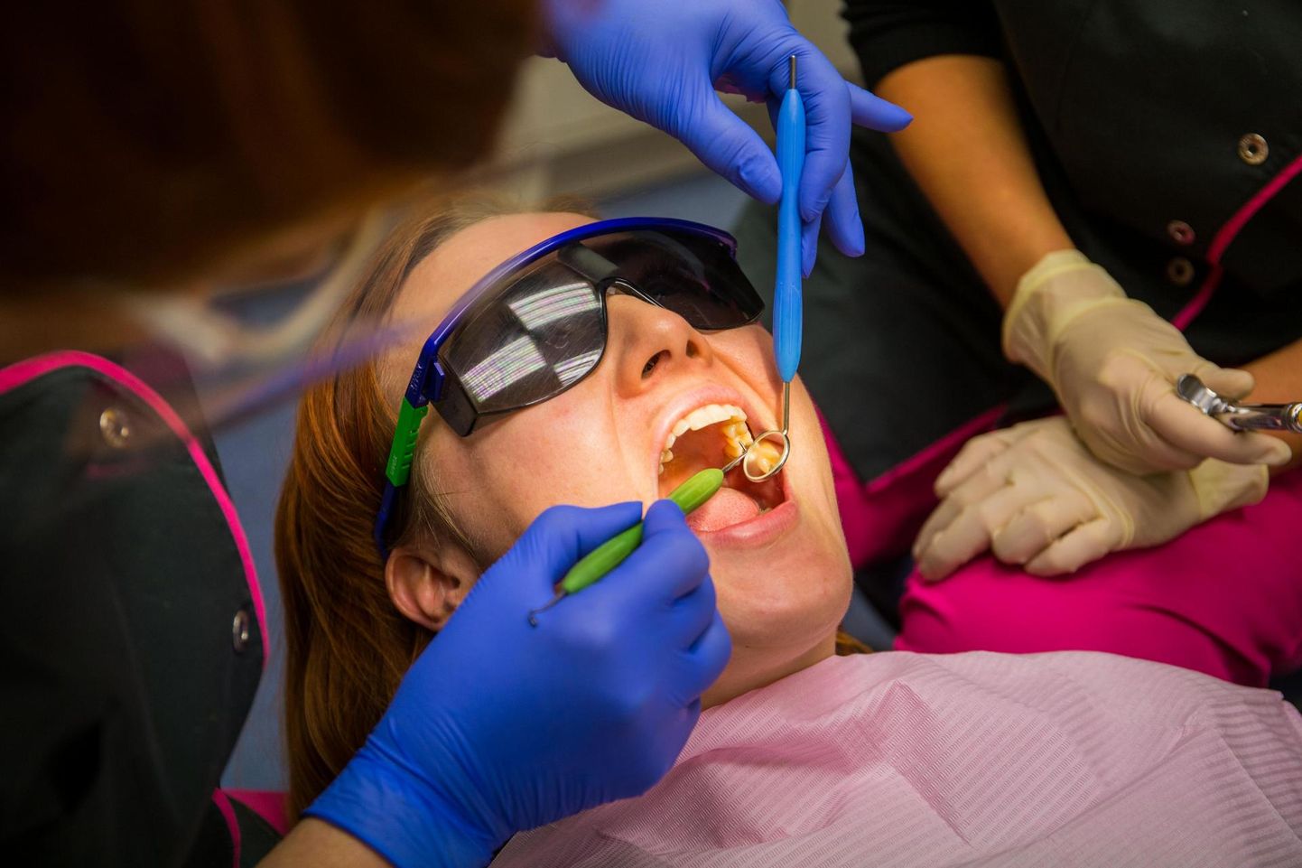 Praeguses eriolukorras ja seoses leviva koroonaviirusega on paljud hambaarstid peatanud plaanilise ravi. Ägeda hambahaiguse korral on vältimatu ravi inimetele siiski tagatud.