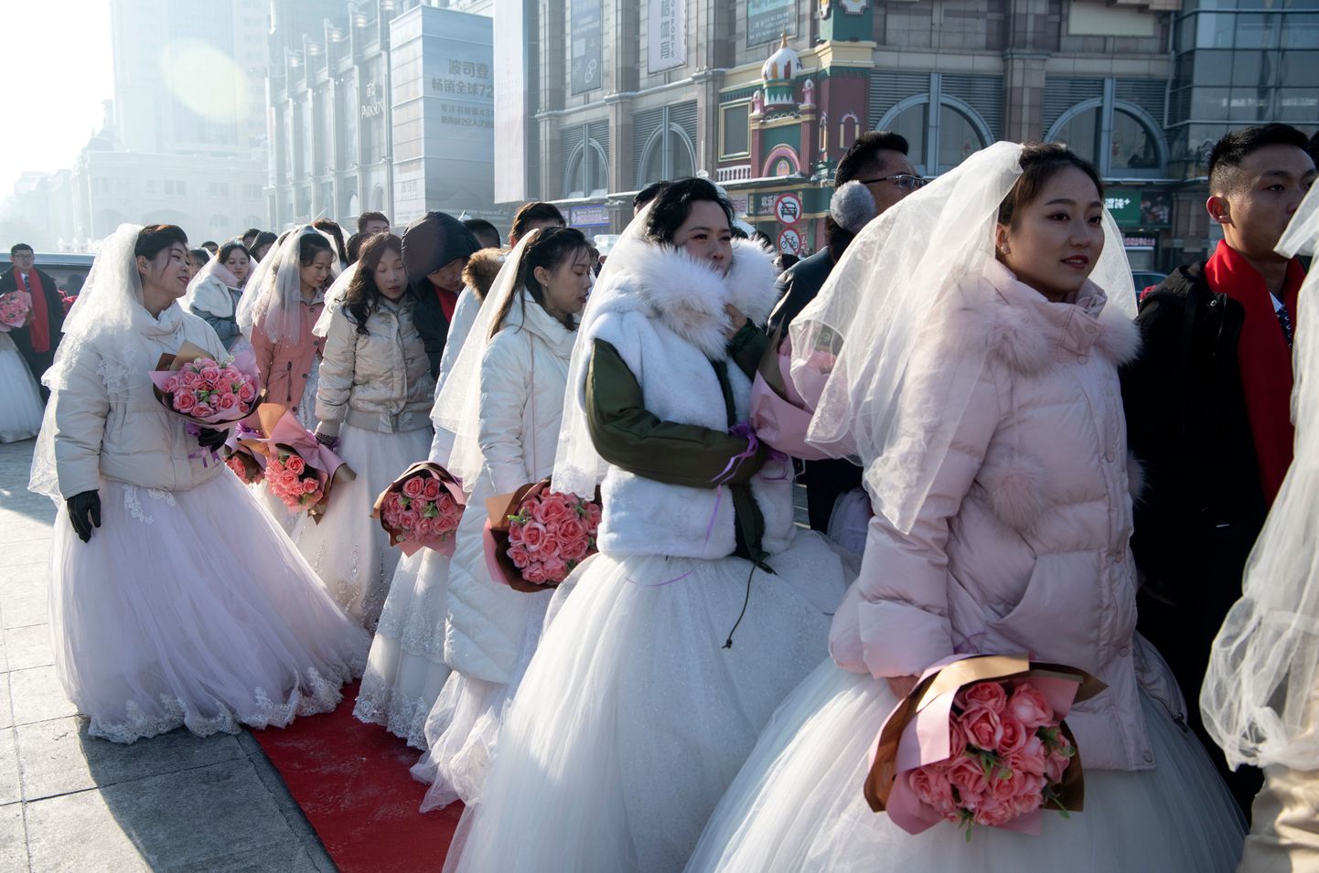 Hiina pruutpaarid talifestivalil Heilongjiangi provintsis Harbinis 5. jaanuaril 2020.