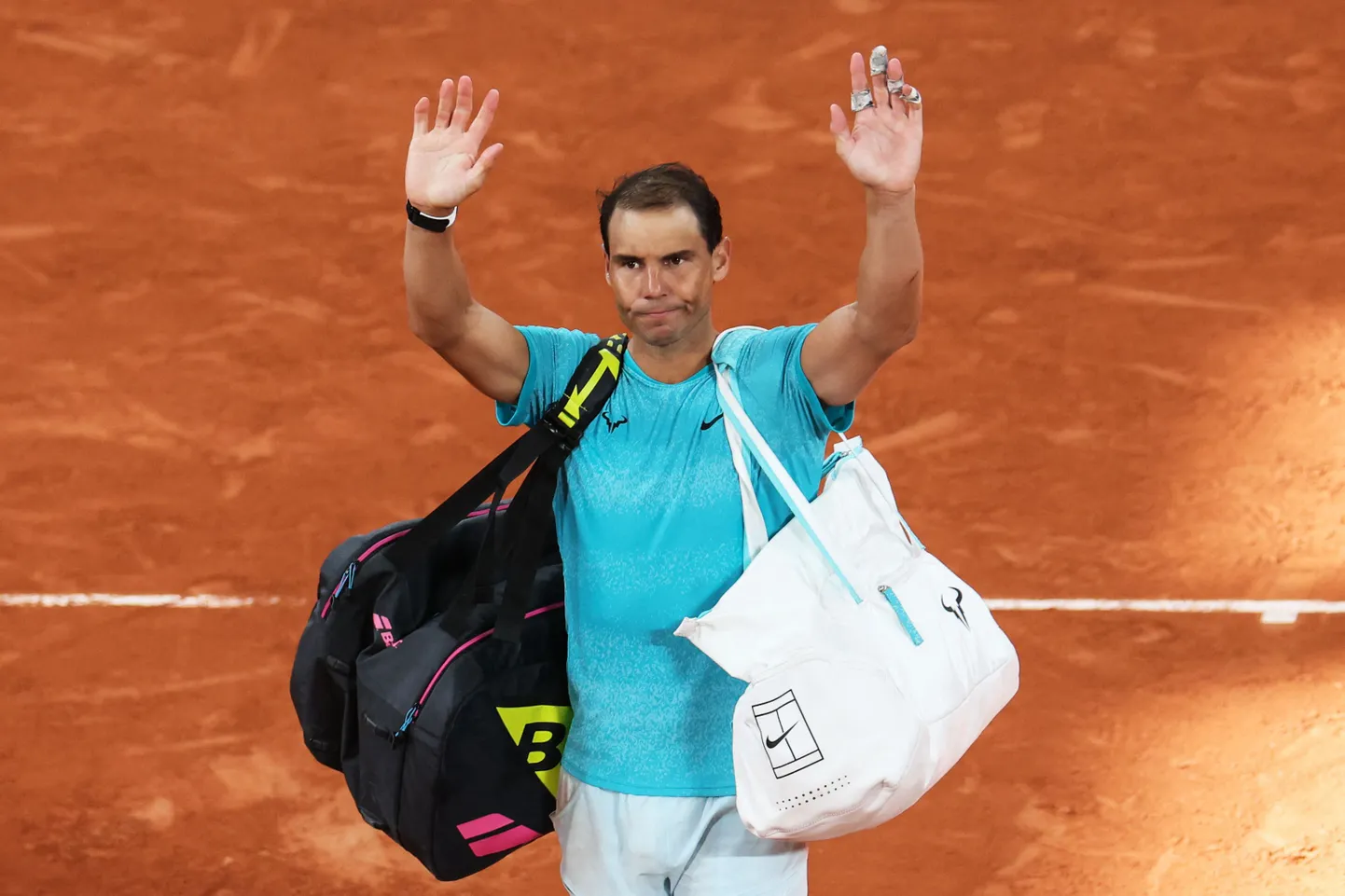 Rafael Nadal lehvitamas Prantsusmaa lahtistel publikule.