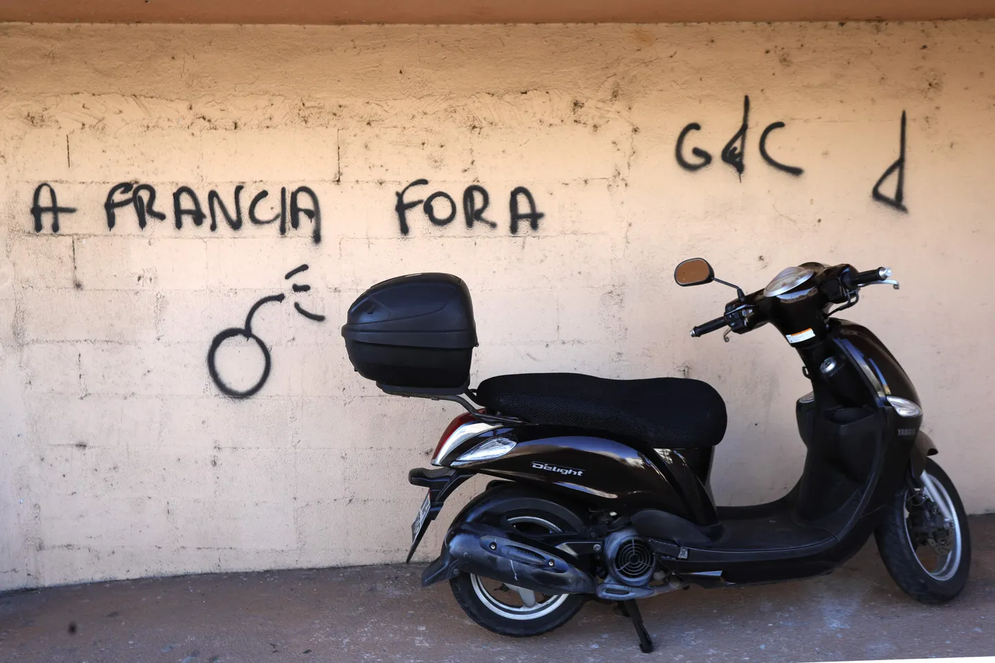 "Prantsusmaa välja," nõuab grafiti Korsika pealinnas Ajaccios.