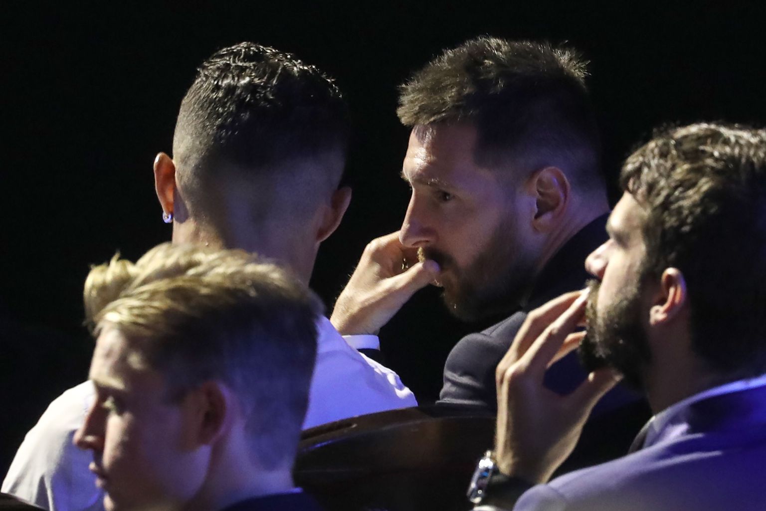 Криштиану Роналду и Лионель Месси общаются на жеребьевке Лиги чемпионов УЕФА.