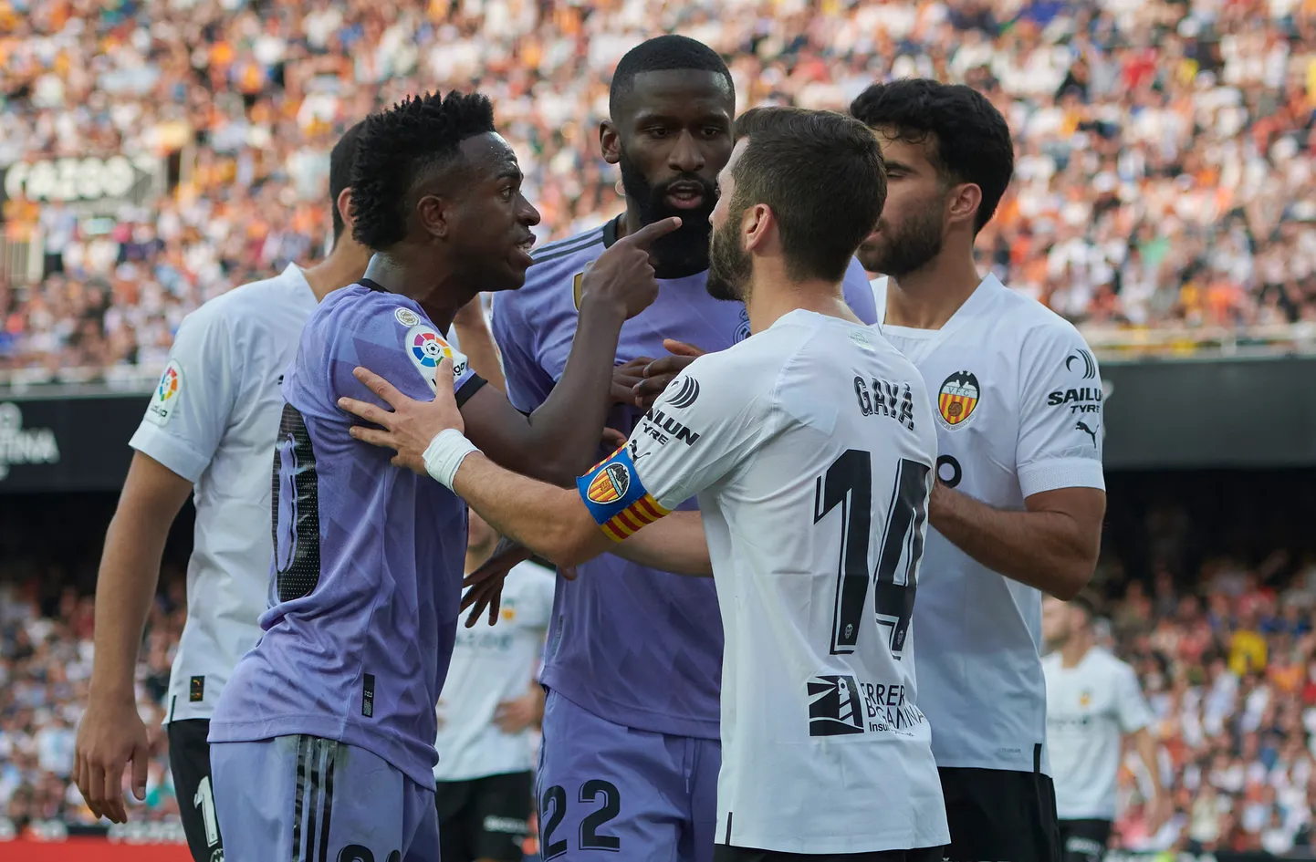 Madridi Reali ründaja Vinicius Junior (vasakul) sattus pühapäeval toimunud La Liga mängus rassistlikke rünnakute ohvriks. Jalgpalliliiga juhtkond eirab probleemi ning tunneli lõpus valgust ei paista.