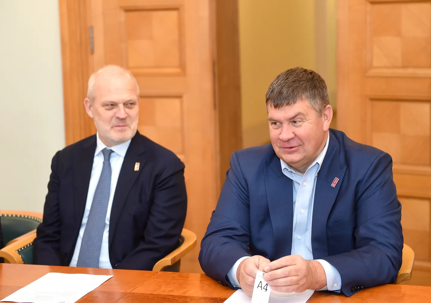 Latvijas Hokeja federācijas ģenerālsekretārs Viesturs Koziols (no kreisās) un Latvijas Hokeja federācijas prezidents Aigars Kalvītis