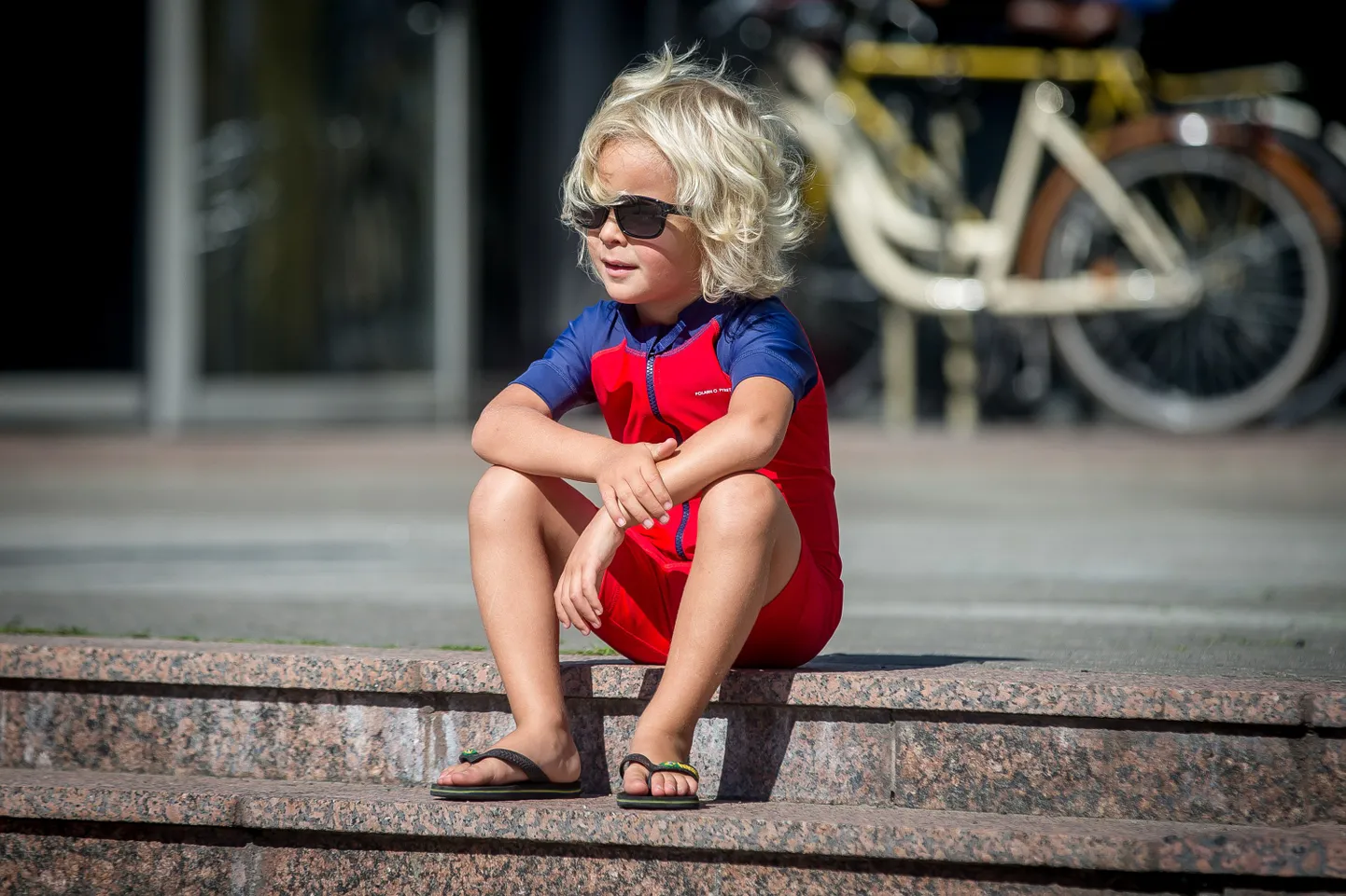 Tugeva päikse eest kaitseb lapsi ka UV-kaitsega riietus.