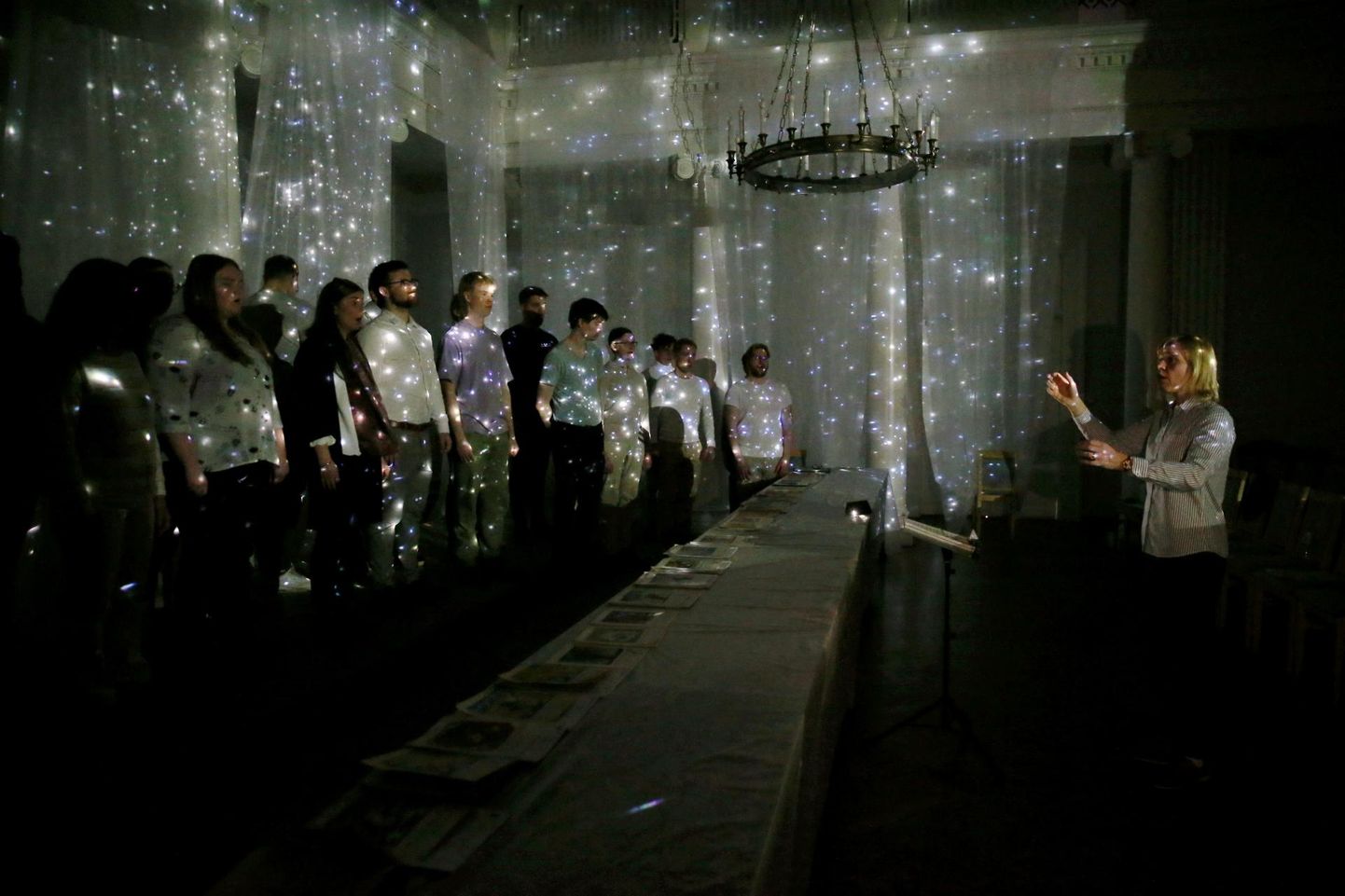 Lauljad harjutasid Triin Kochi juhatusel aulas aastapäevakontserdiks, mis pidanuks olema juba mullu kevadel.